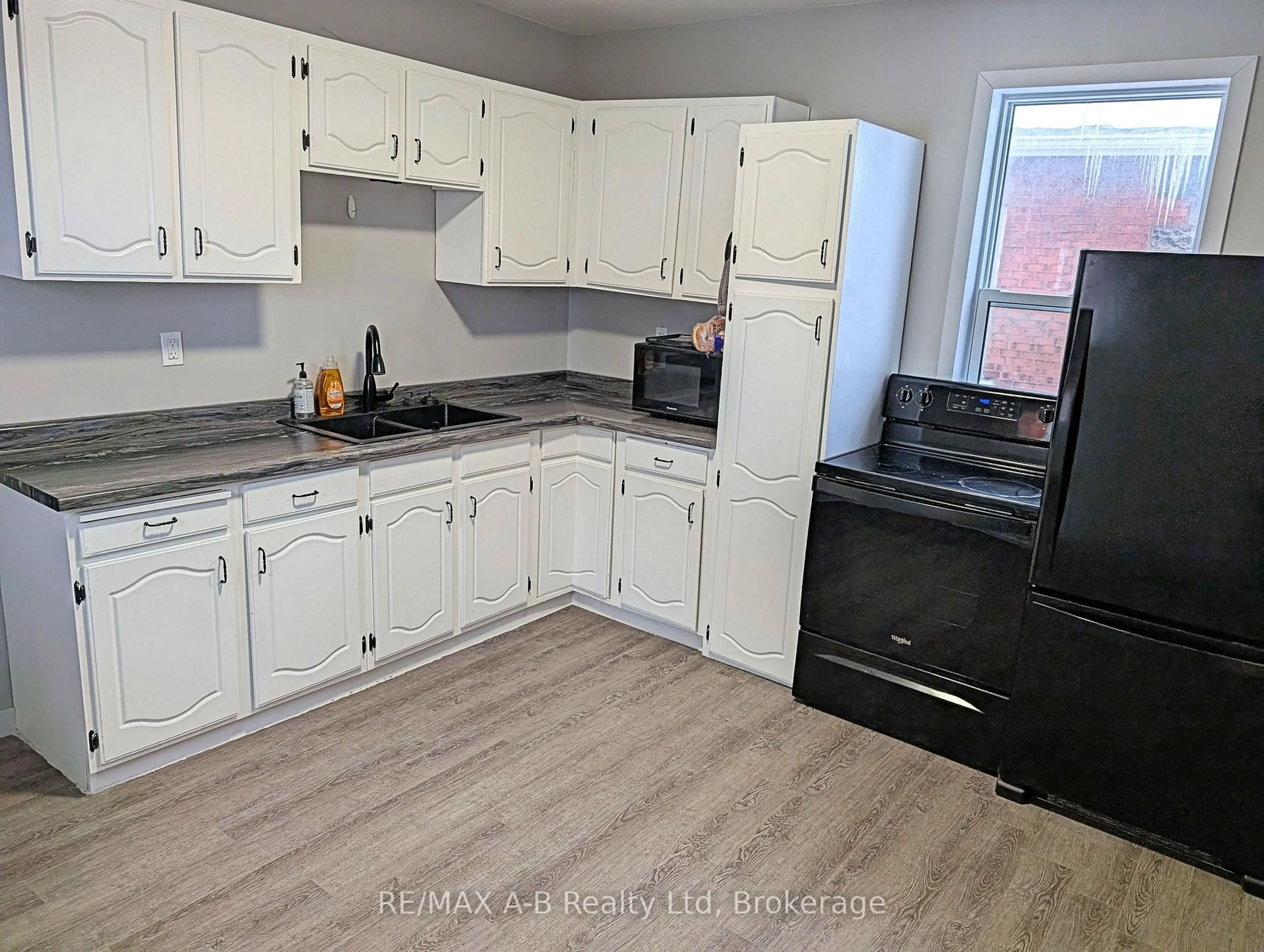 Standard kitchen, unknown for 93 Douro St, Stratford Ontario N5A 3R4