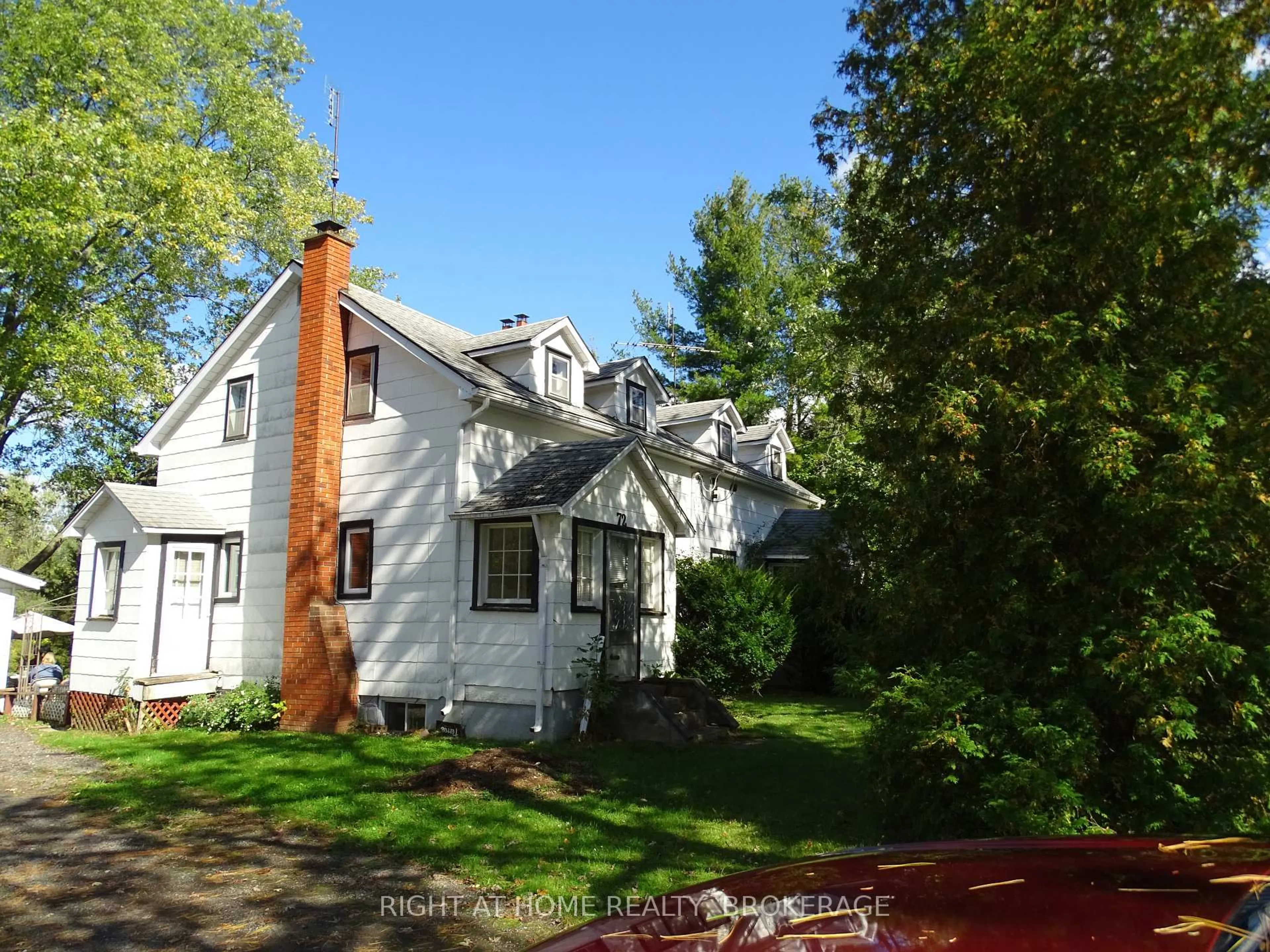 A pic from outside/outdoor area/front of a property/back of a property/a pic from drone, street for 72 Bridge St, Thorold Ontario L0S 1K0