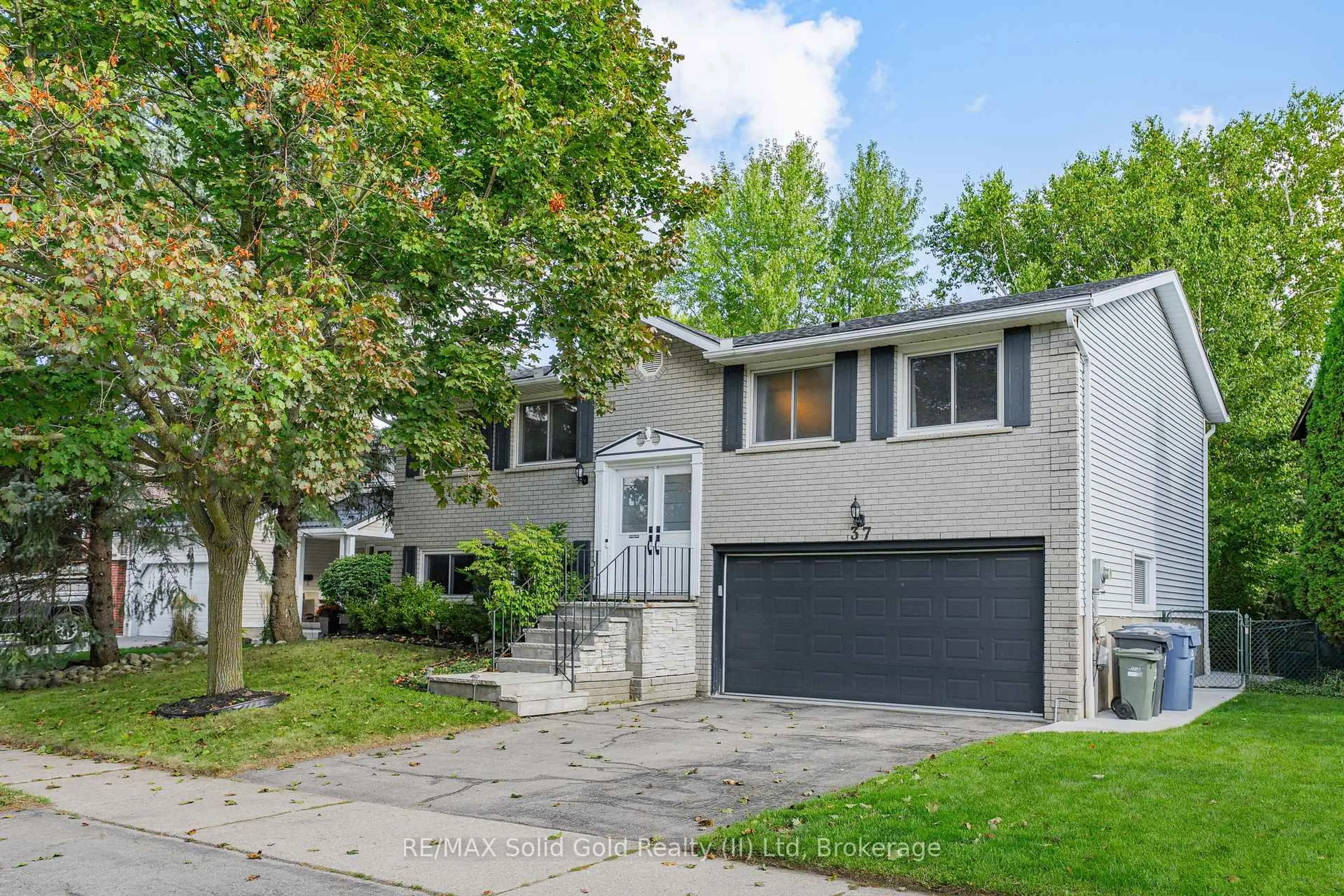 Home with vinyl exterior material, street for 37 Thornhill Dr, Guelph Ontario N1H 8B6