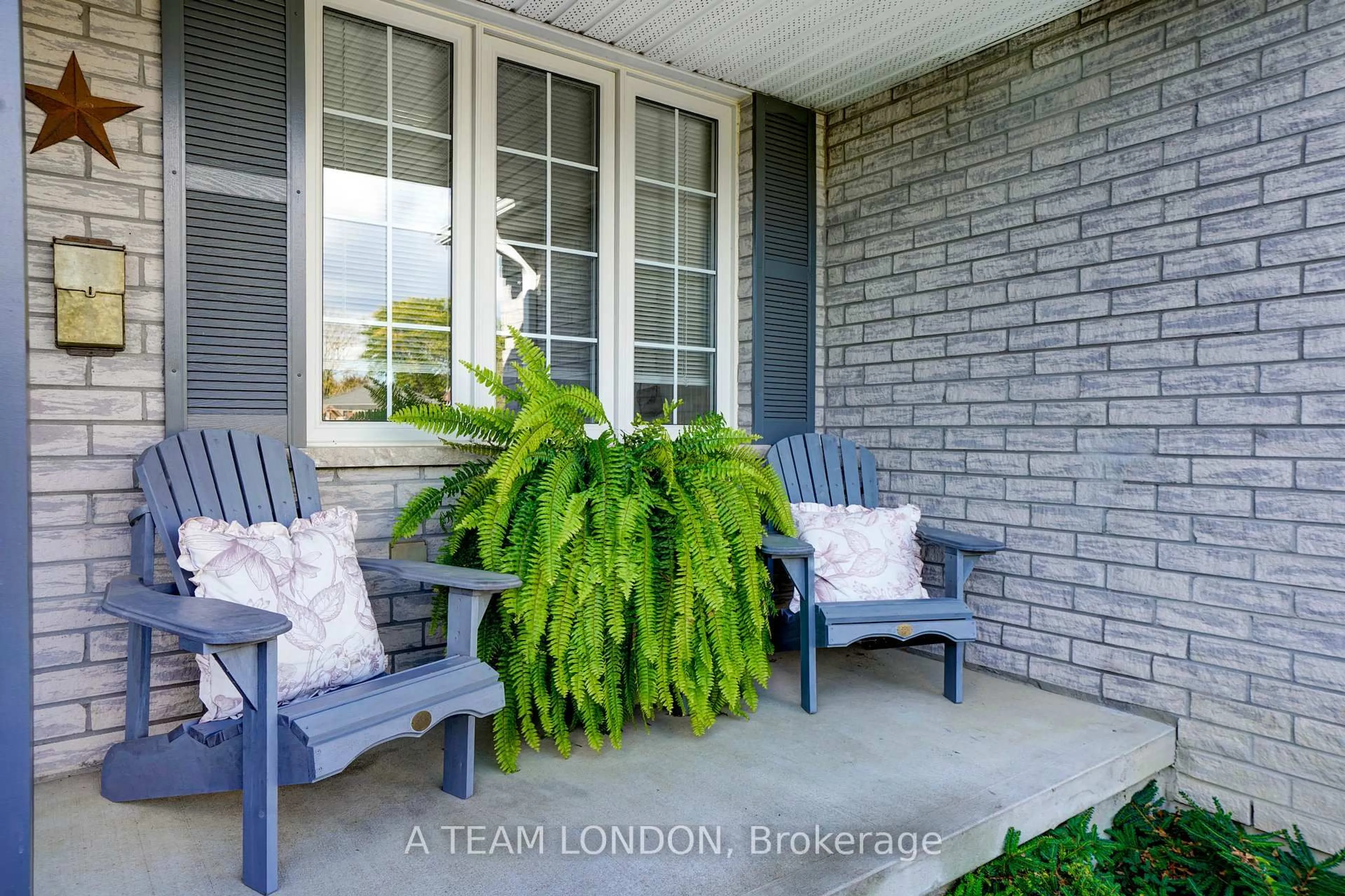 Patio, street for 12 Huntington Terr, St. Thomas Ontario N5R 6H1