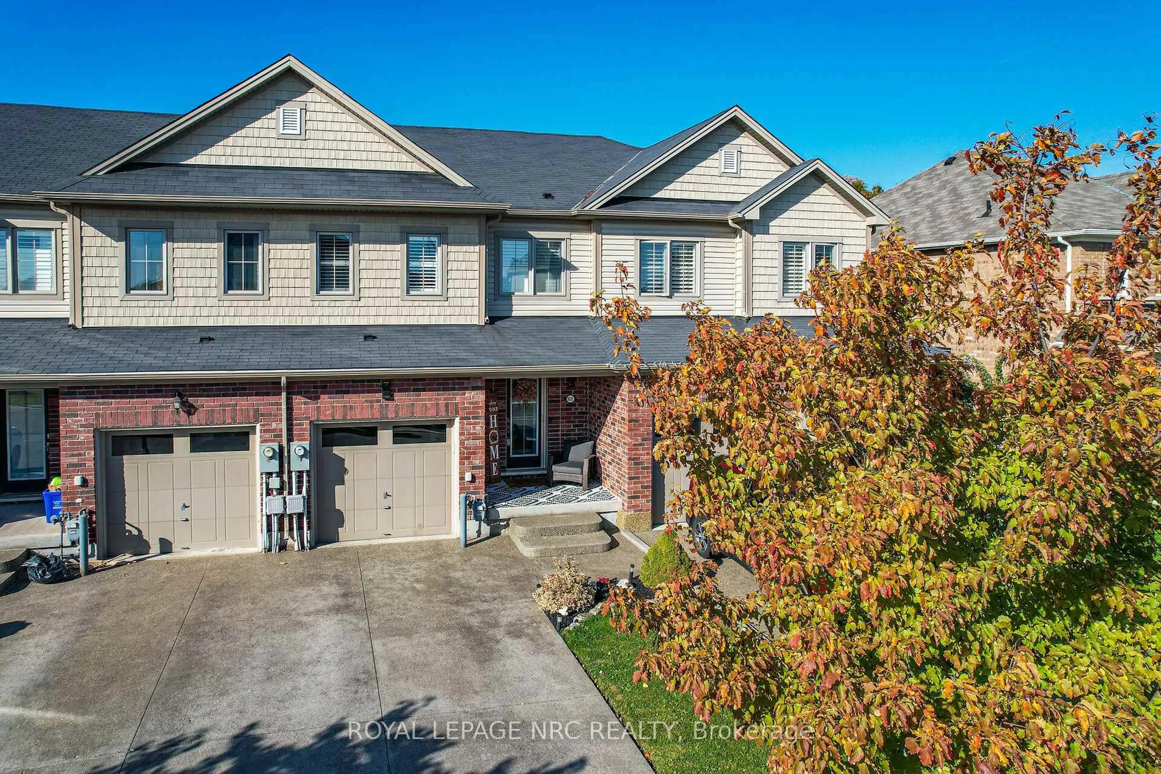 A pic from outside/outdoor area/front of a property/back of a property/a pic from drone, street for 8681 Dogwood Cres, Niagara Falls Ontario L2H 0K9