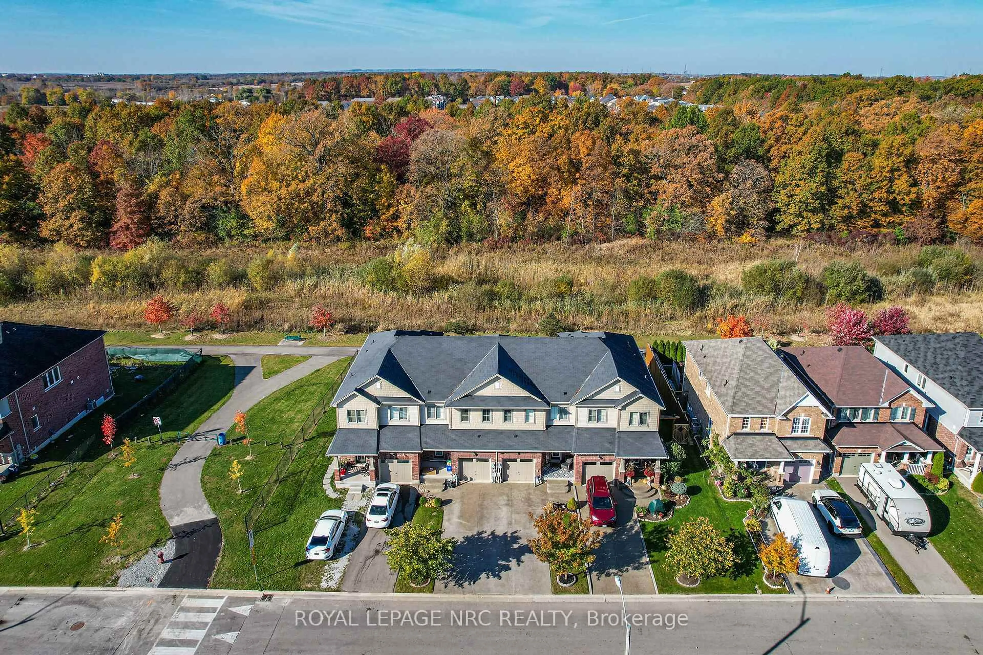 A pic from outside/outdoor area/front of a property/back of a property/a pic from drone, unknown for 8681 Dogwood Cres, Niagara Falls Ontario L2H 0K9