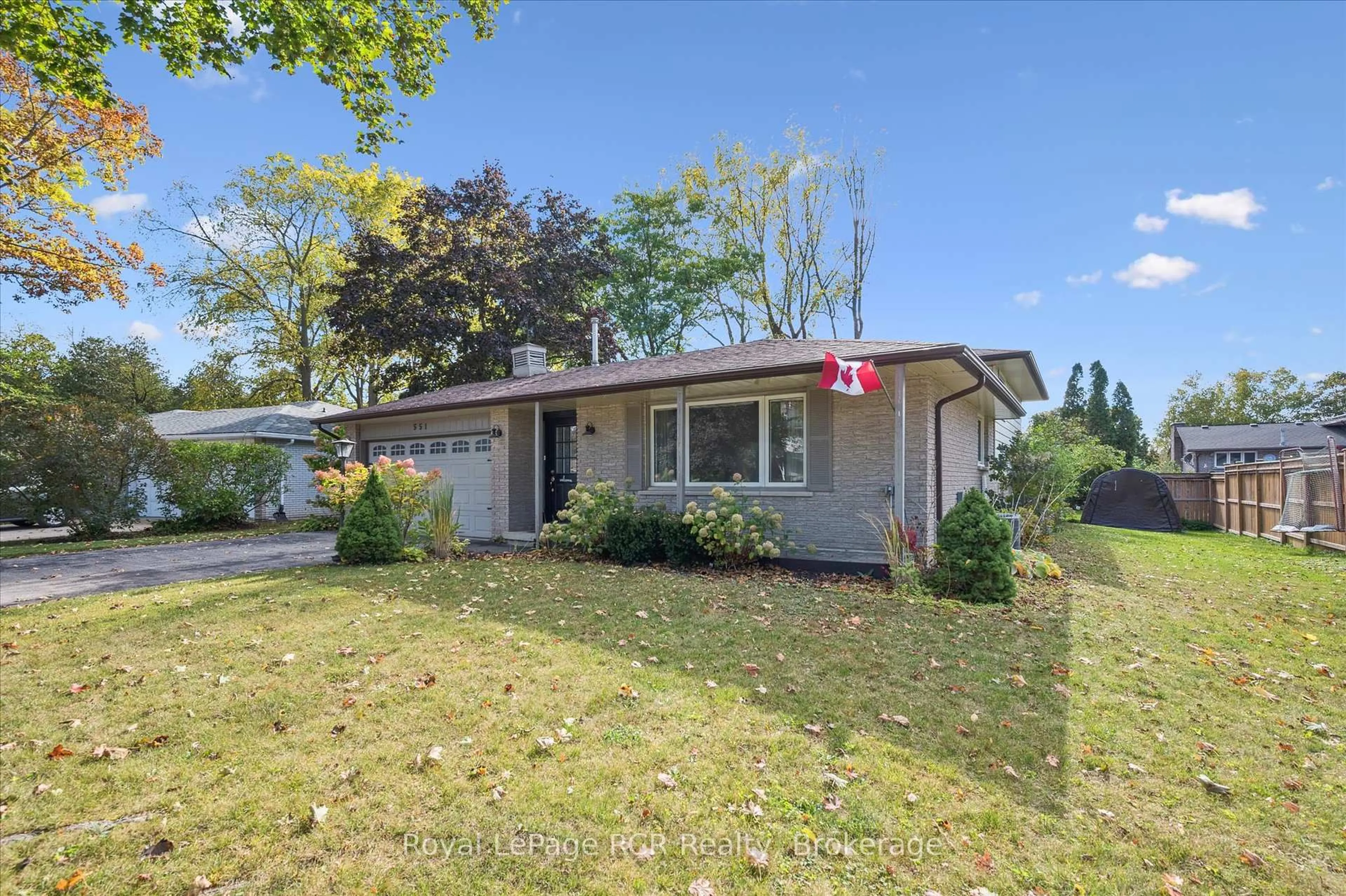 Home with vinyl exterior material, street for 551 Oakview Cres, Wellington North Ontario N0G 2L2