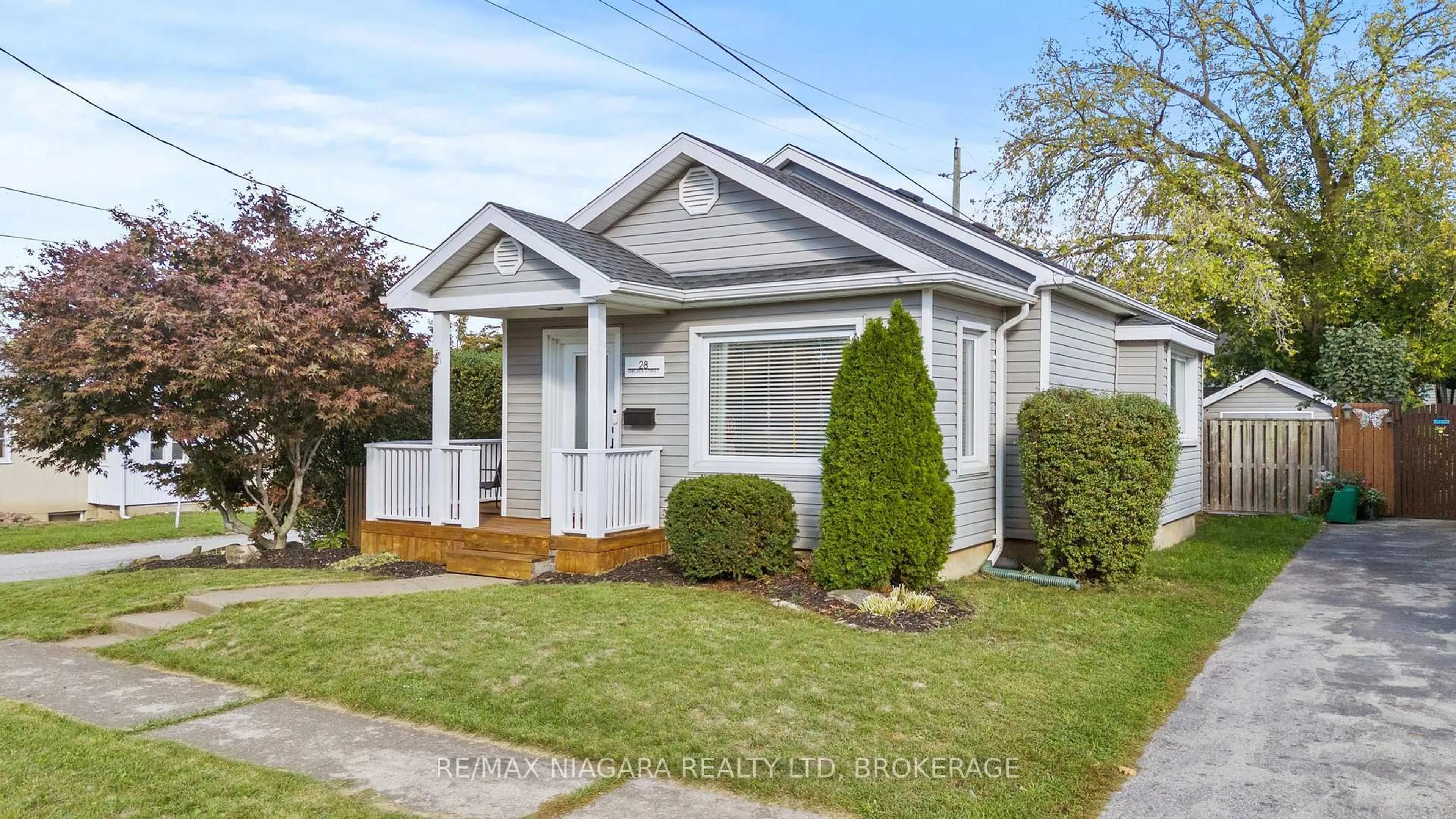 Home with vinyl exterior material, street for 28 Chelsea St, St. Catharines Ontario L2P 3B8