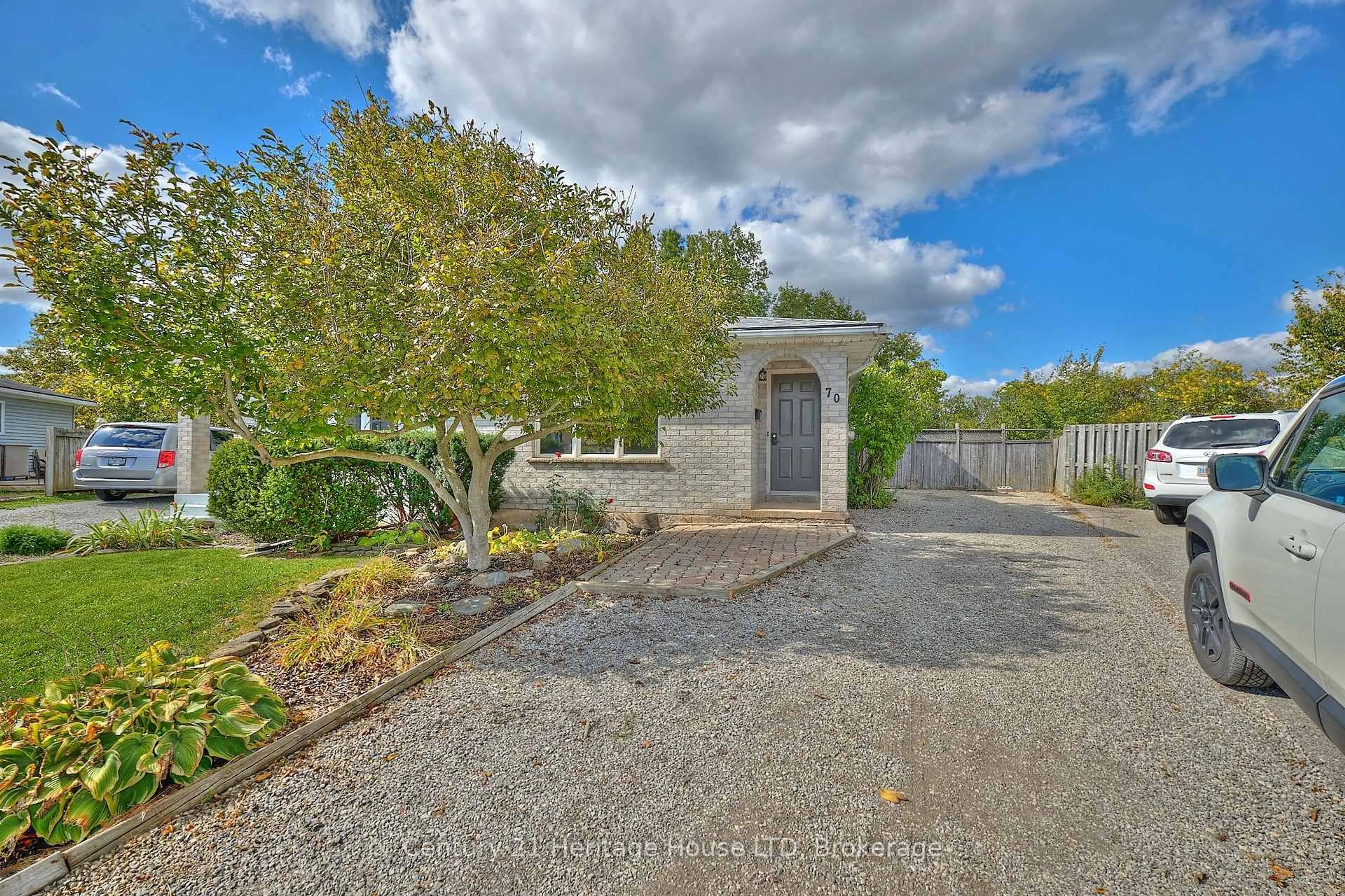 A pic from outside/outdoor area/front of a property/back of a property/a pic from drone, street for 70 Dodds Crt, Fort Erie Ontario L2A 5Z2