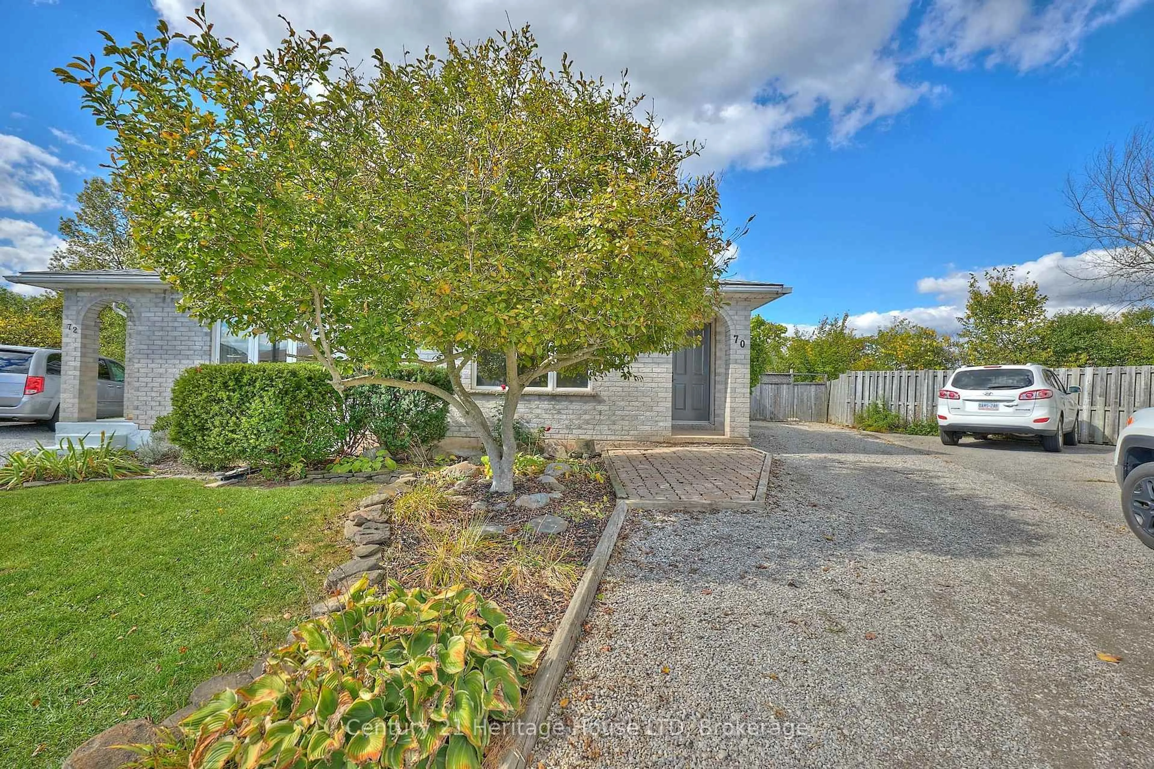 A pic from outside/outdoor area/front of a property/back of a property/a pic from drone, street for 70 Dodds Crt, Fort Erie Ontario L2A 5Z2