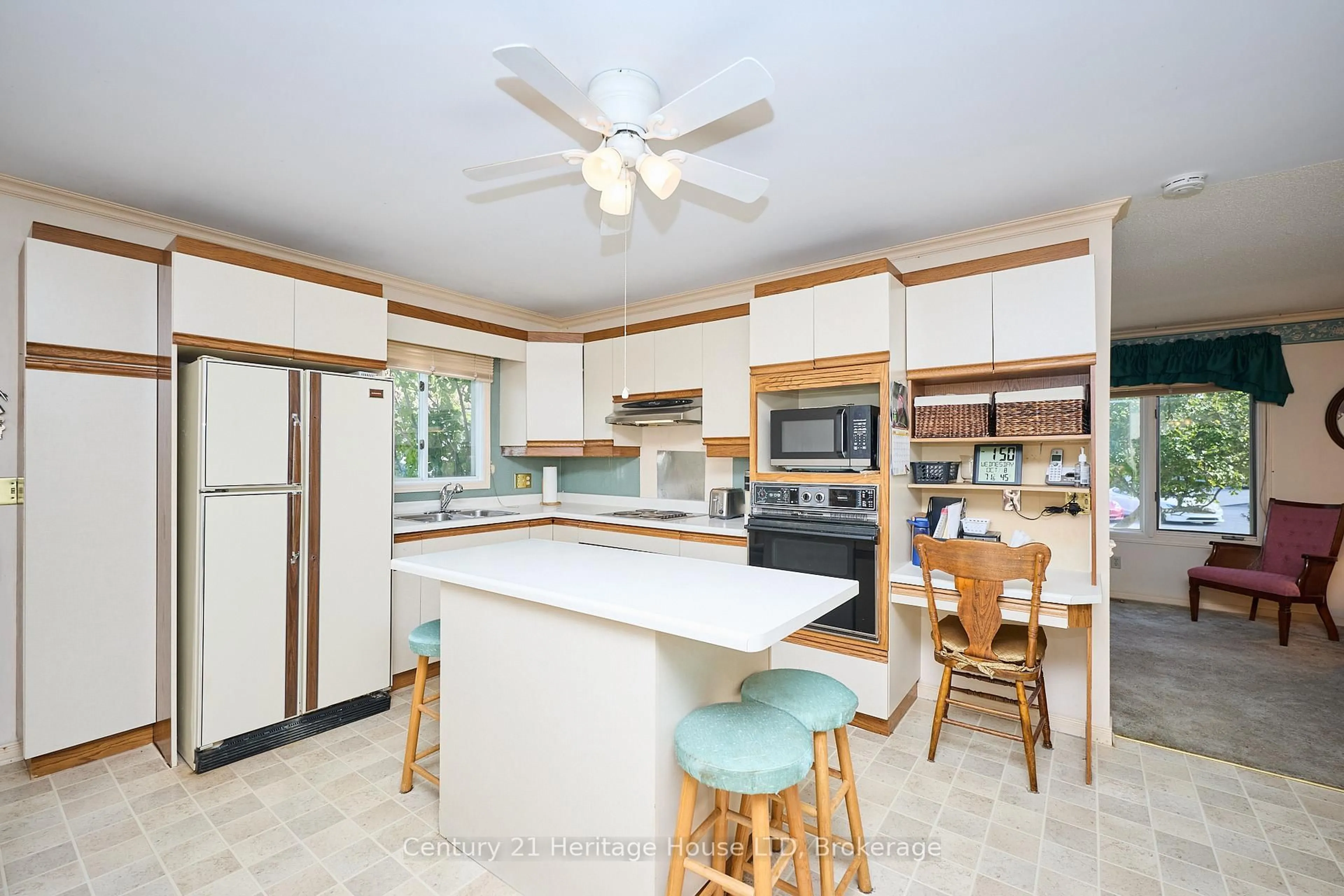 Open concept kitchen, ceramic/tile floor for 70 Dodds Crt, Fort Erie Ontario L2A 5Z2