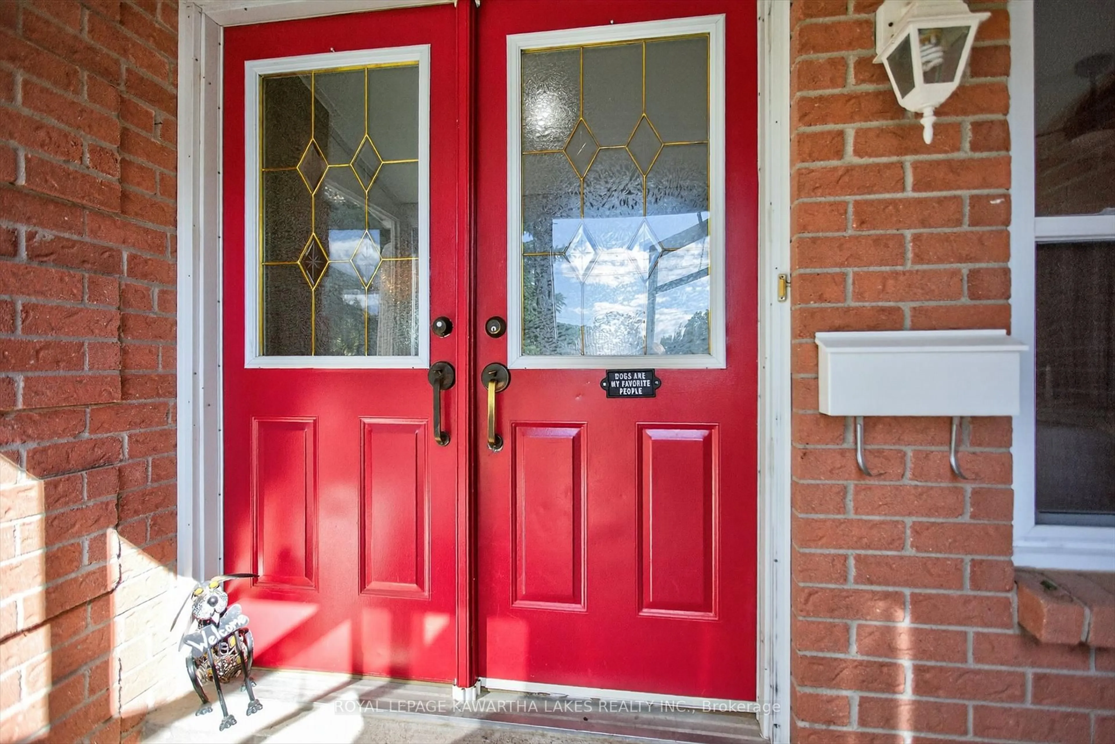 Indoor entryway for 198 Elgin St, Kawartha Lakes Ontario K9V 6B1