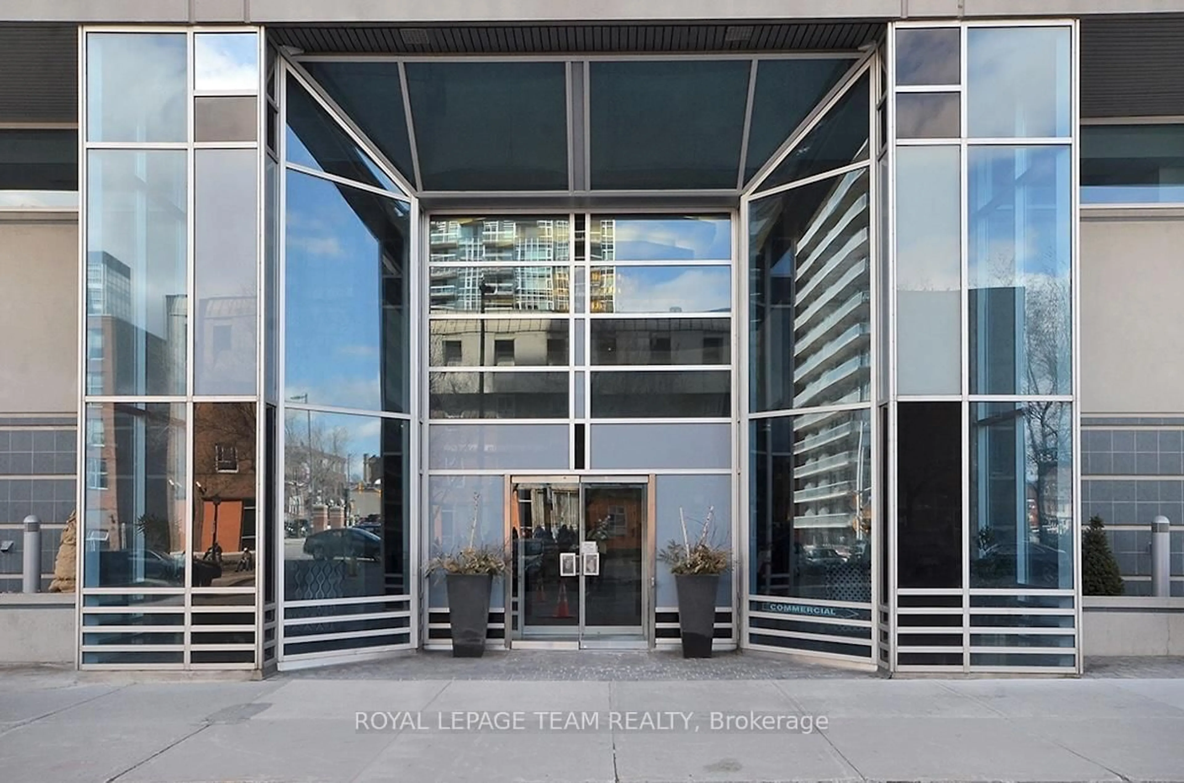 Indoor foyer for 160 GEORGE St #1702, Ottawa Ontario K1N 9M2