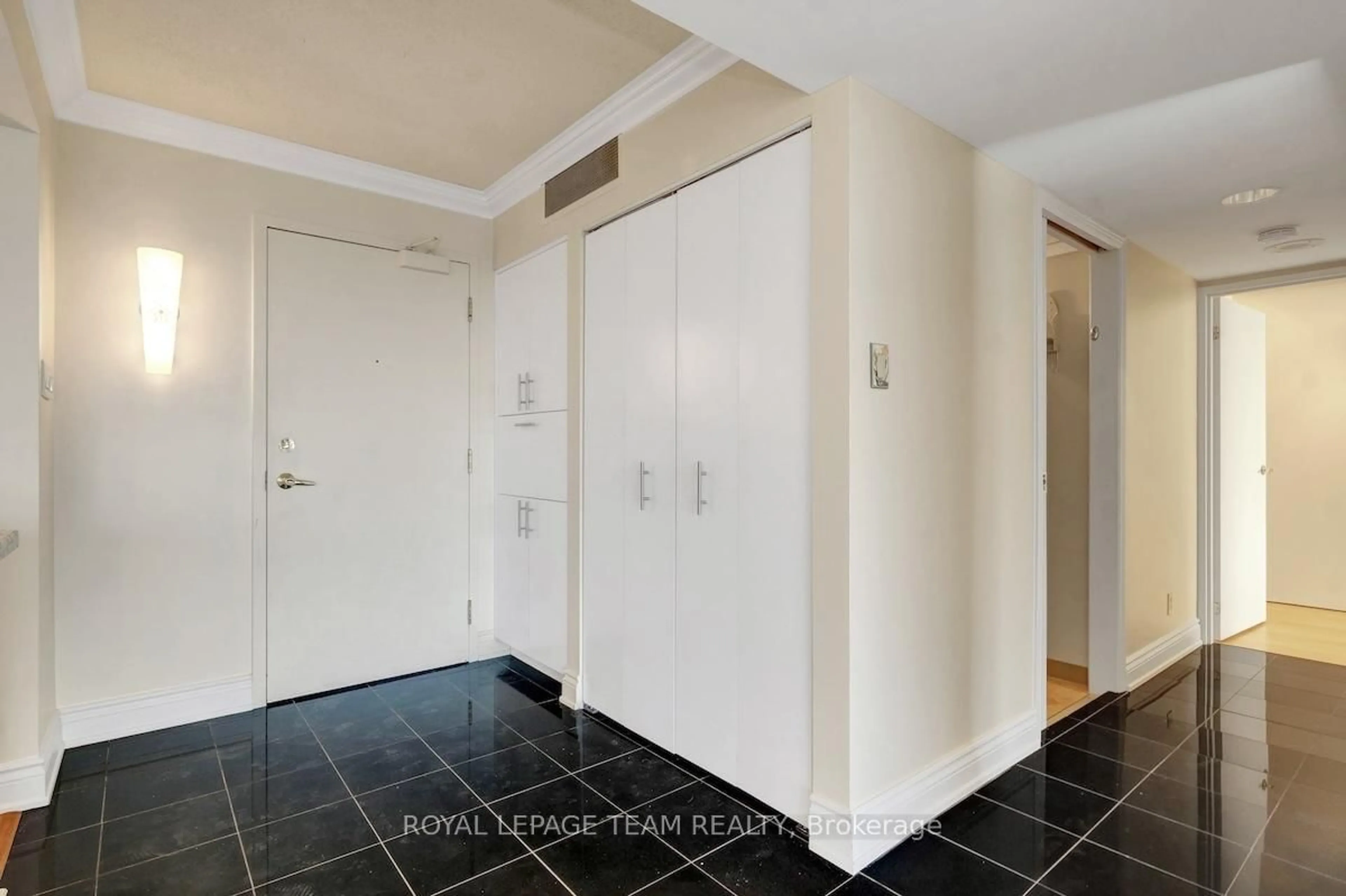 Indoor entryway for 160 GEORGE St #1702, Ottawa Ontario K1N 9M2