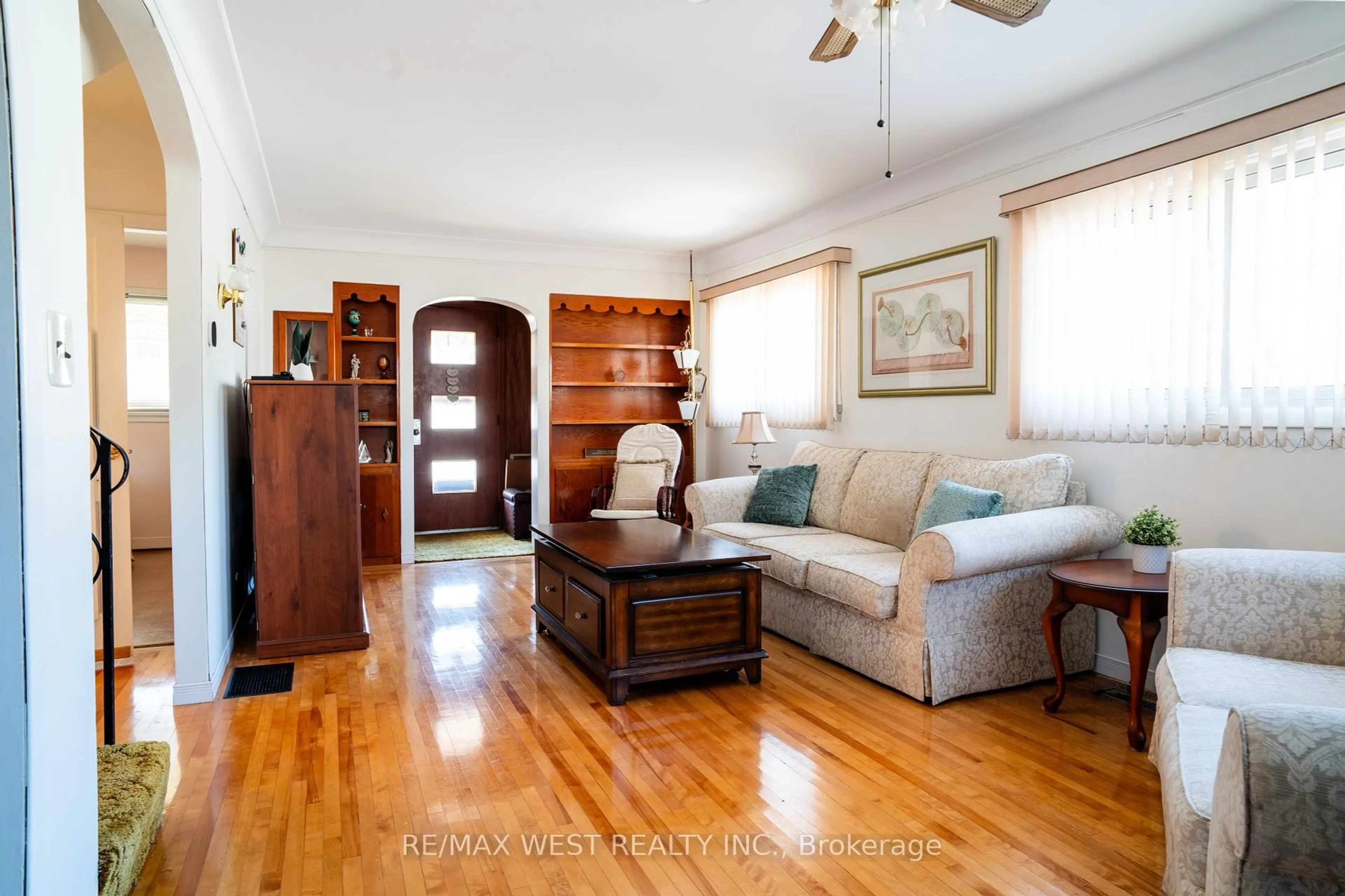 Living room with furniture, wood/laminate floor for 596 O'Brien St, North Bay Ontario P1B 5W4