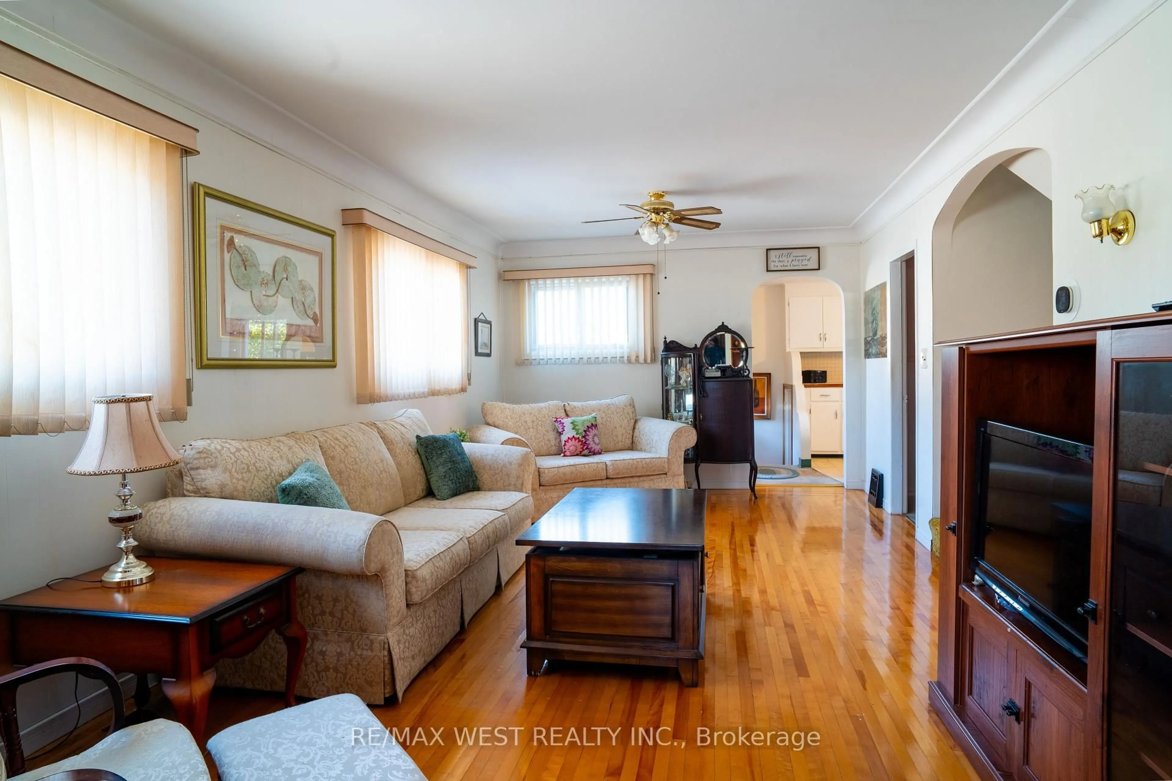 Living room with furniture, wood/laminate floor for 596 O'Brien St, North Bay Ontario P1B 5W4