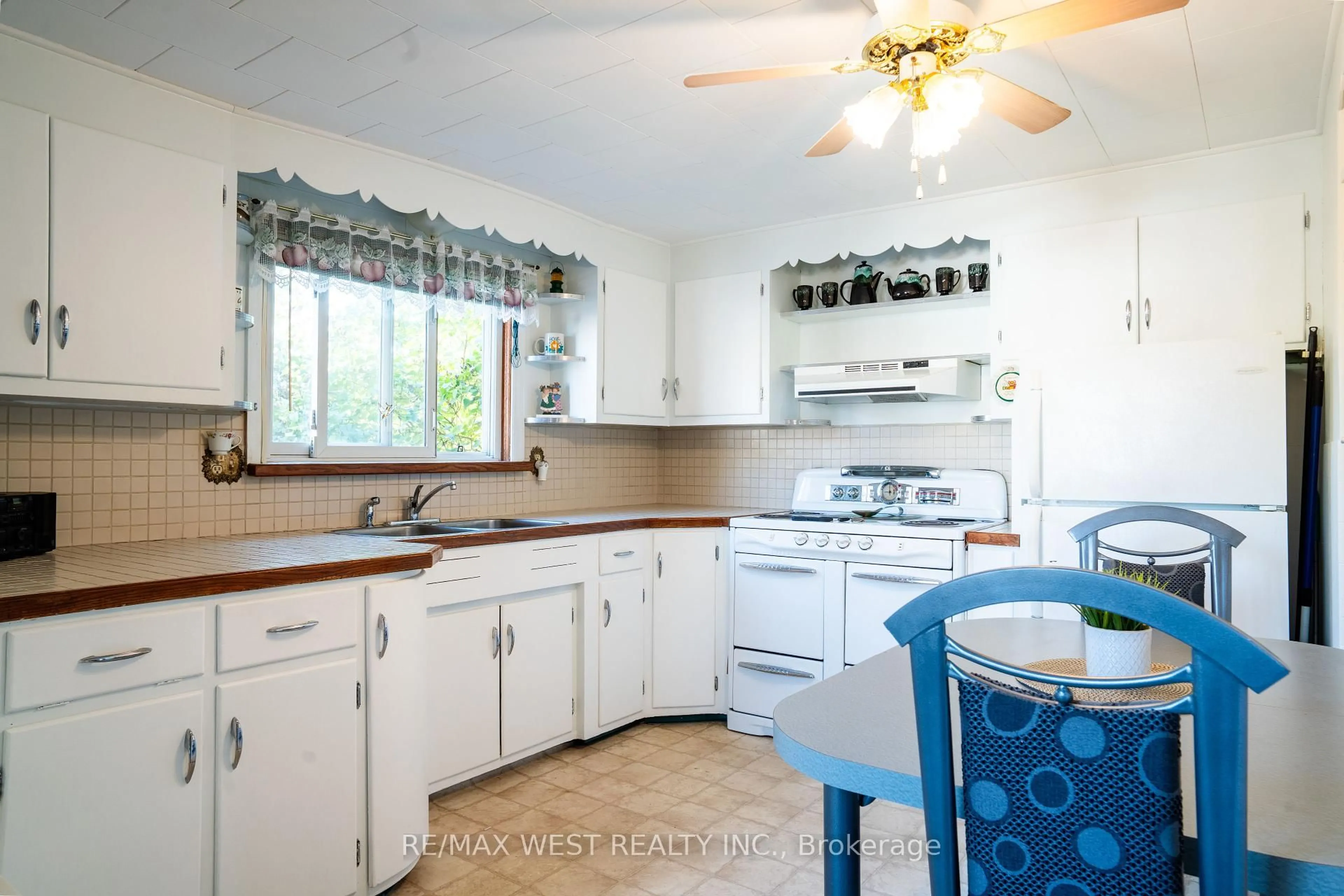 Standard kitchen, ceramic/tile floor for 596 O'Brien St, North Bay Ontario P1B 5W4