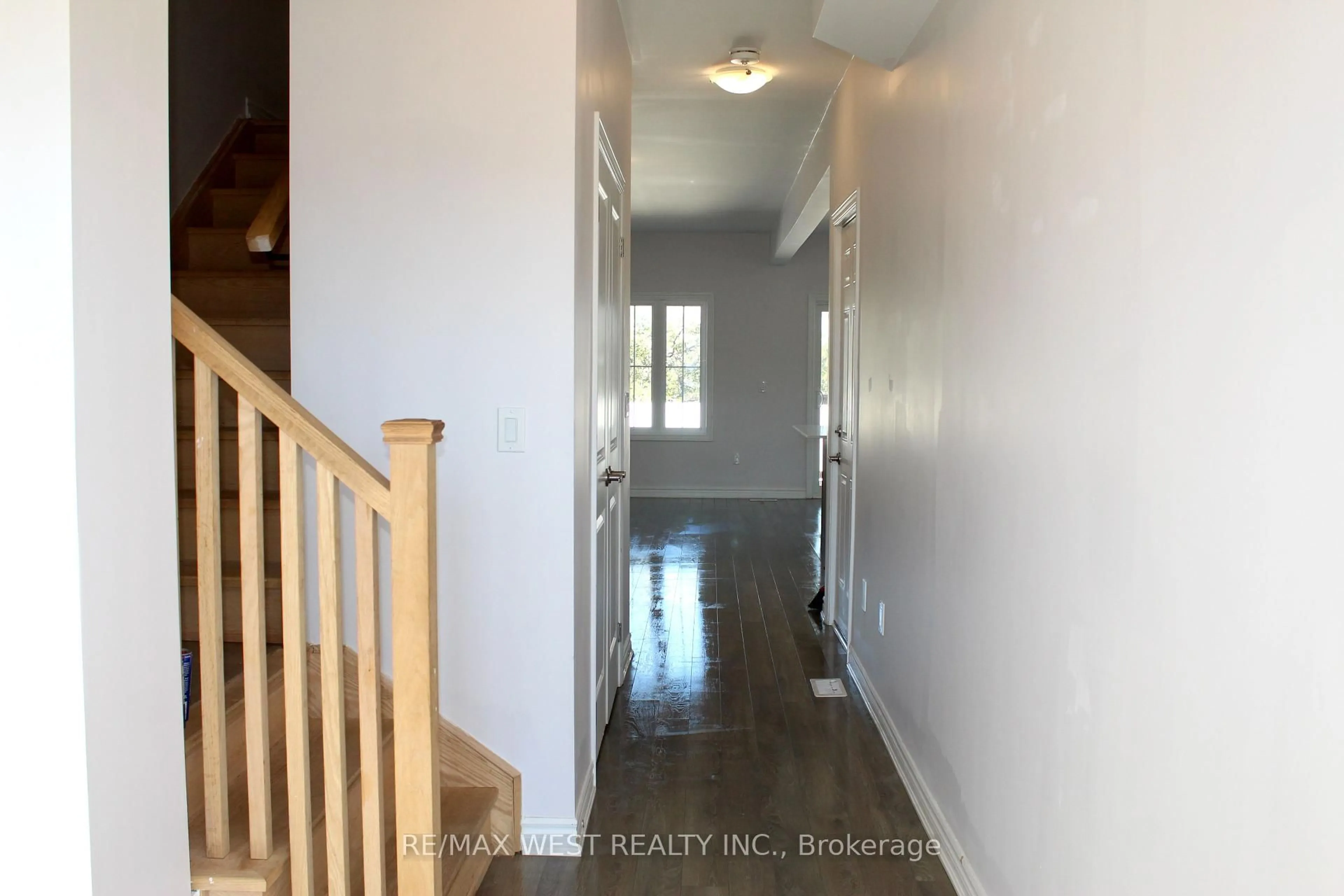Indoor entryway for 26 Glacier Cres, Belleville Ontario K8N 0T7