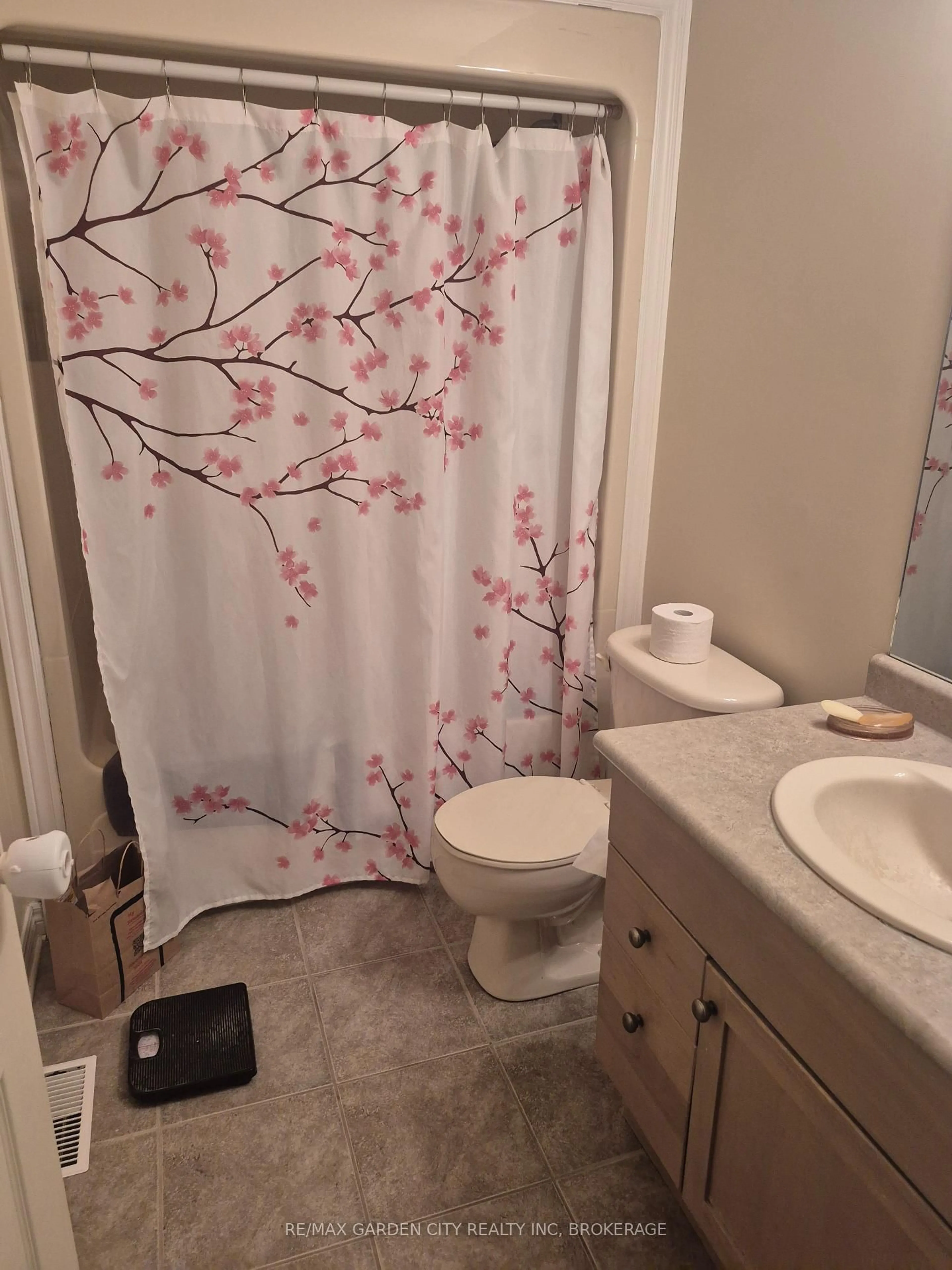 Standard bathroom, unknown for 27 Natalie Crt, Thorold Ontario L2V 5C6