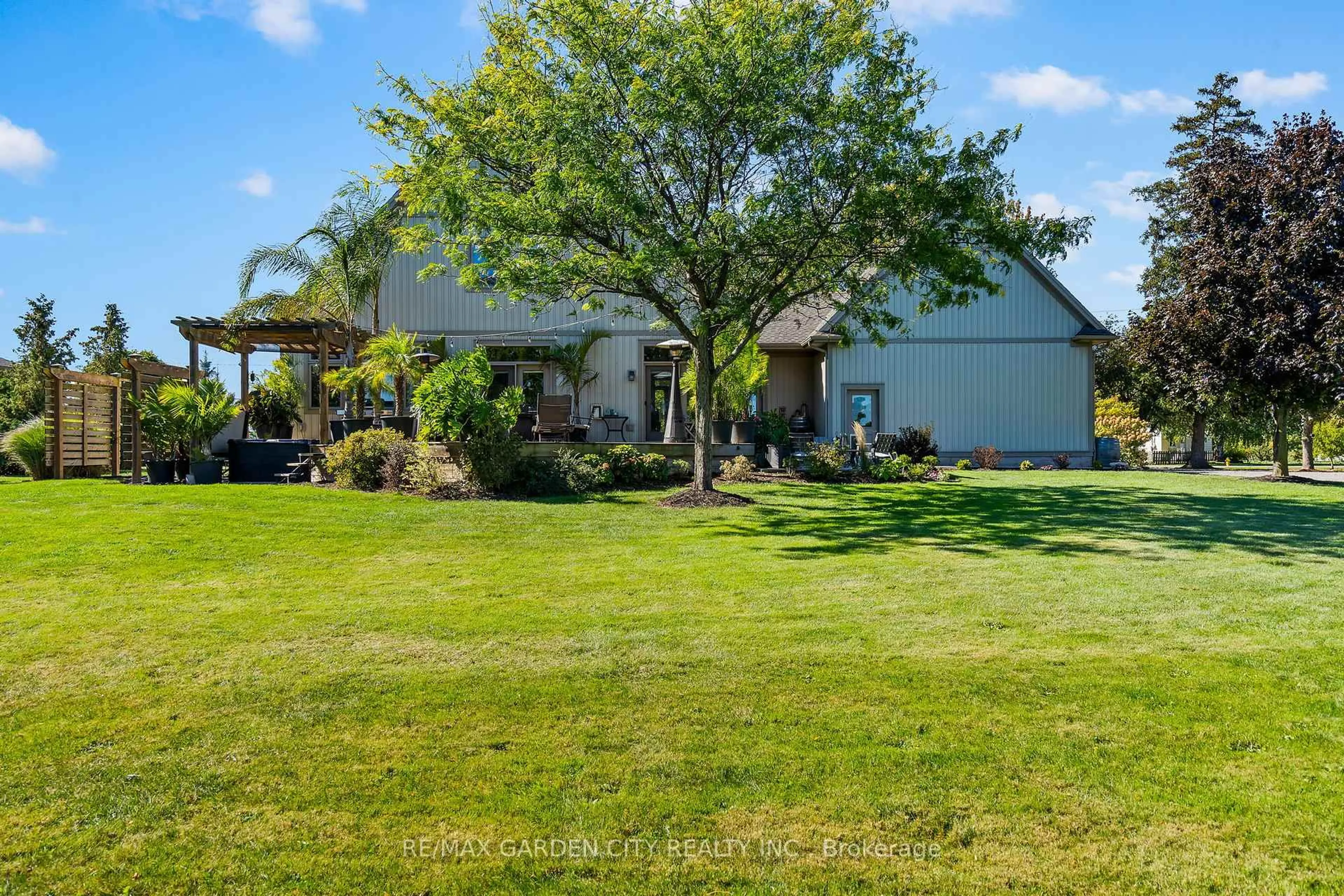 A pic from outside/outdoor area/front of a property/back of a property/a pic from drone, water/lake/river/ocean view for 411 Read Rd, Niagara-on-the-Lake Ontario L0S 1J0
