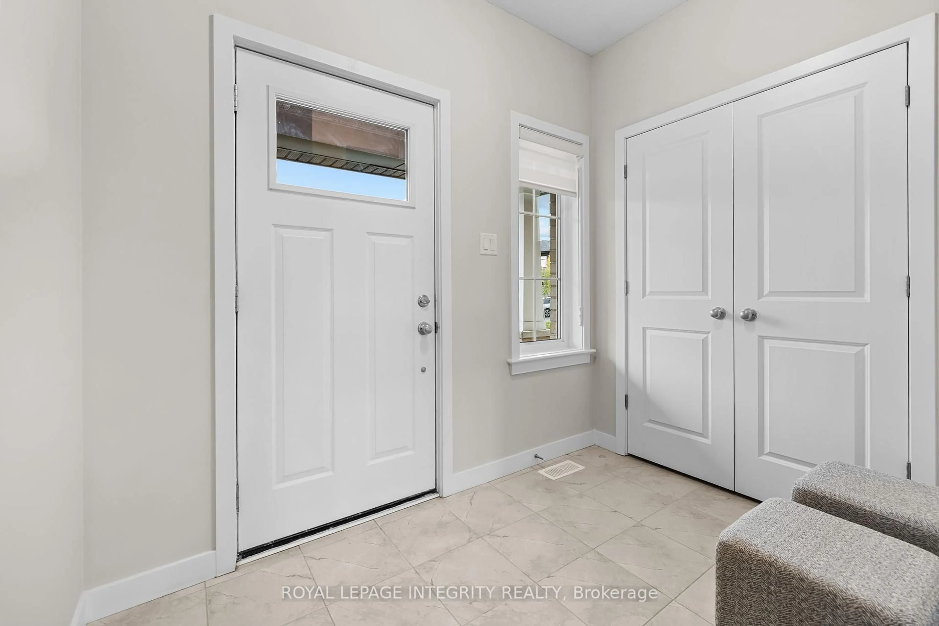 Indoor entryway for 428 Gidran Circ, Ottawa Ontario K2V 0P5
