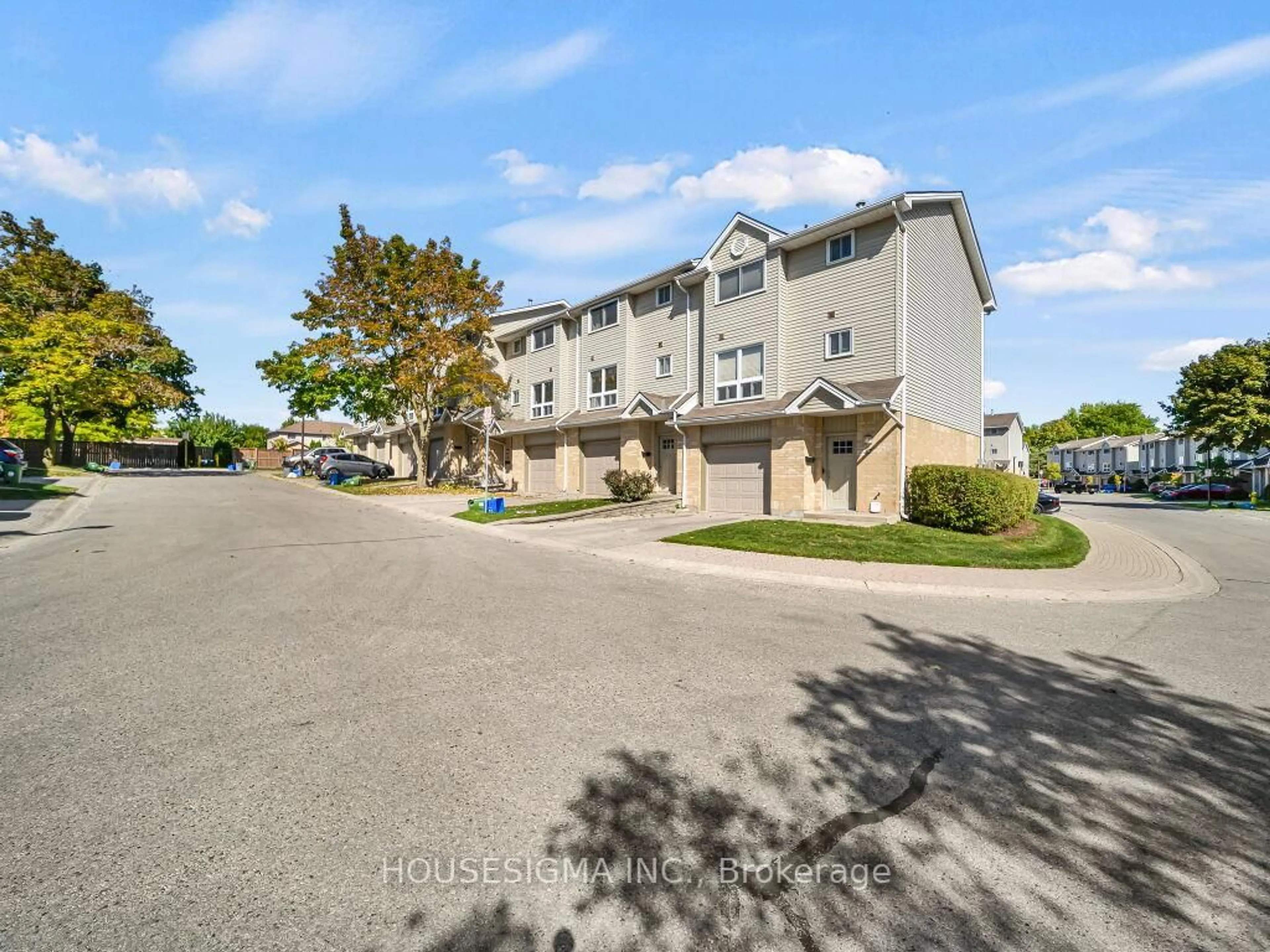 A pic from outside/outdoor area/front of a property/back of a property/a pic from drone, street for 536 Third St #49, London East Ontario N5V 4R5