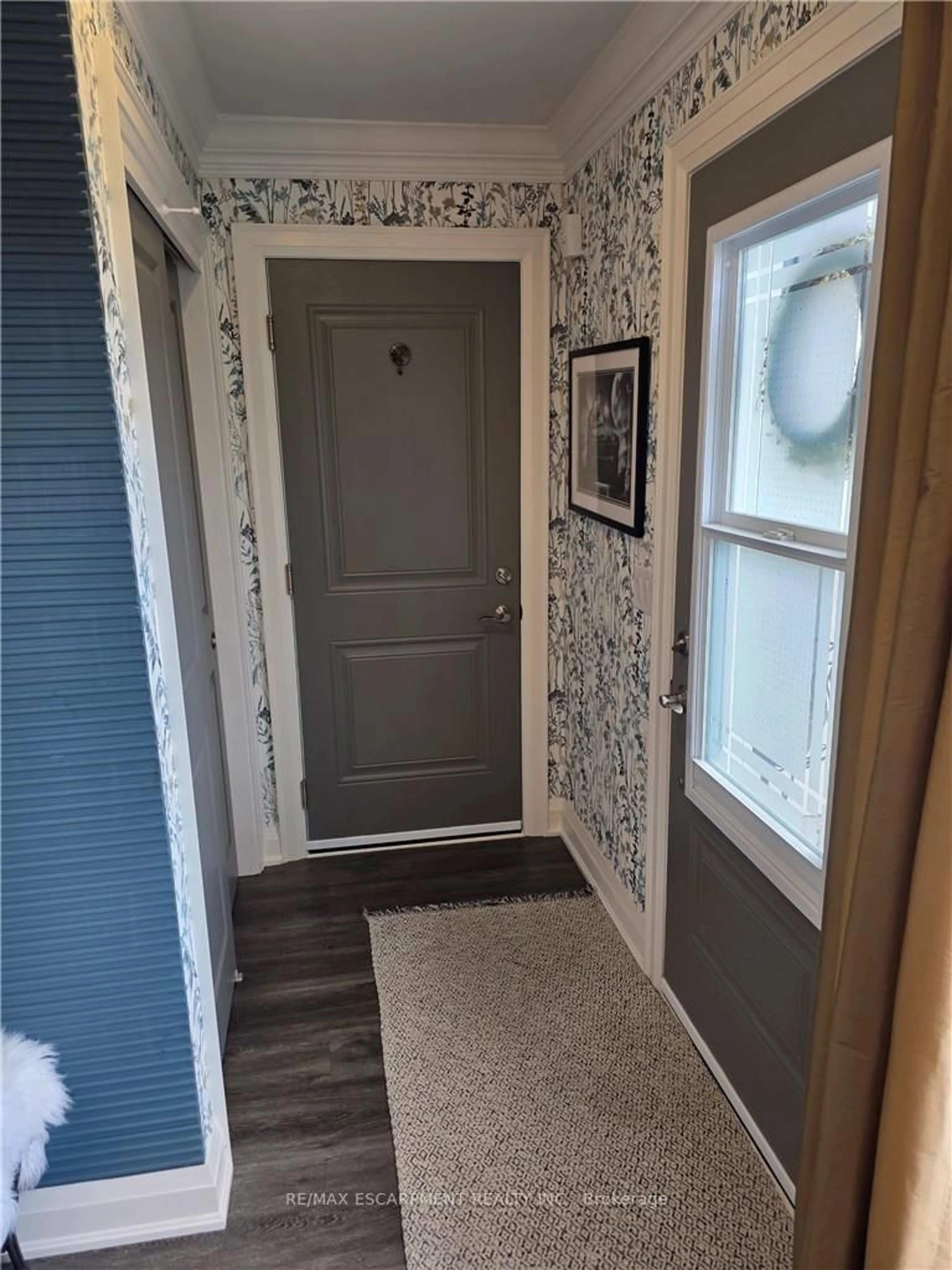 Indoor entryway for 69 Gates Lane, Hamilton Ontario L9B 1T8