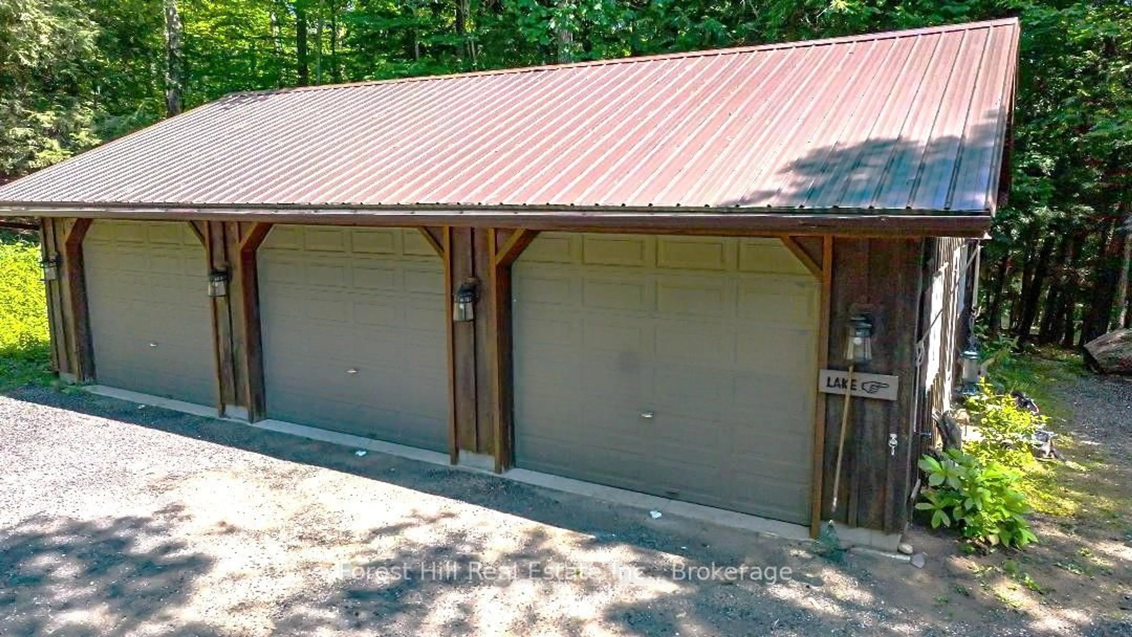 Indoor garage for 1289 Delbrooke Rd, Lake of Bays Ontario P0H 1H0