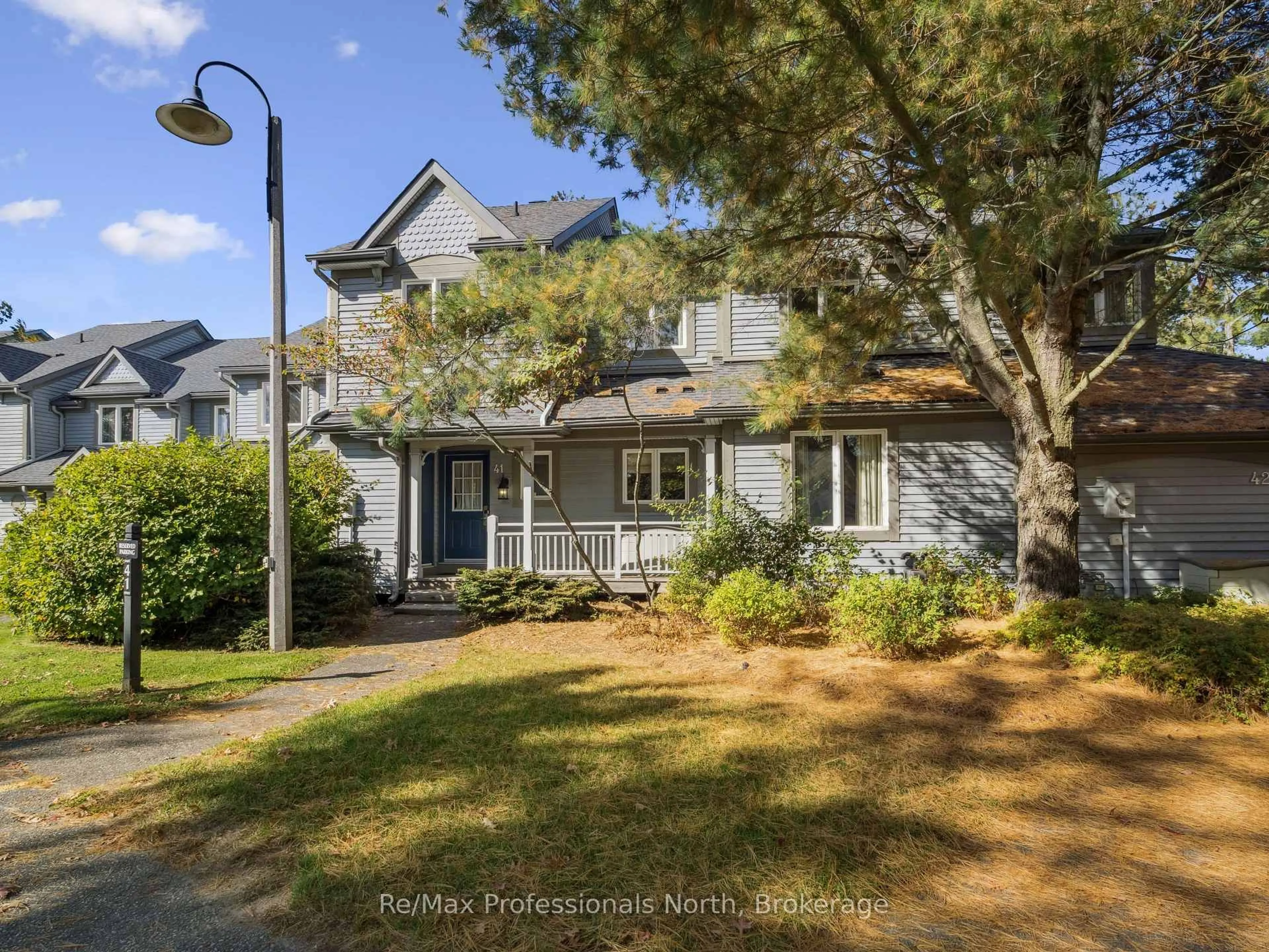 A pic from outside/outdoor area/front of a property/back of a property/a pic from drone, street for 1209 Muskoka Beach Rd #41R, Gravenhurst Ontario P1P 1R1