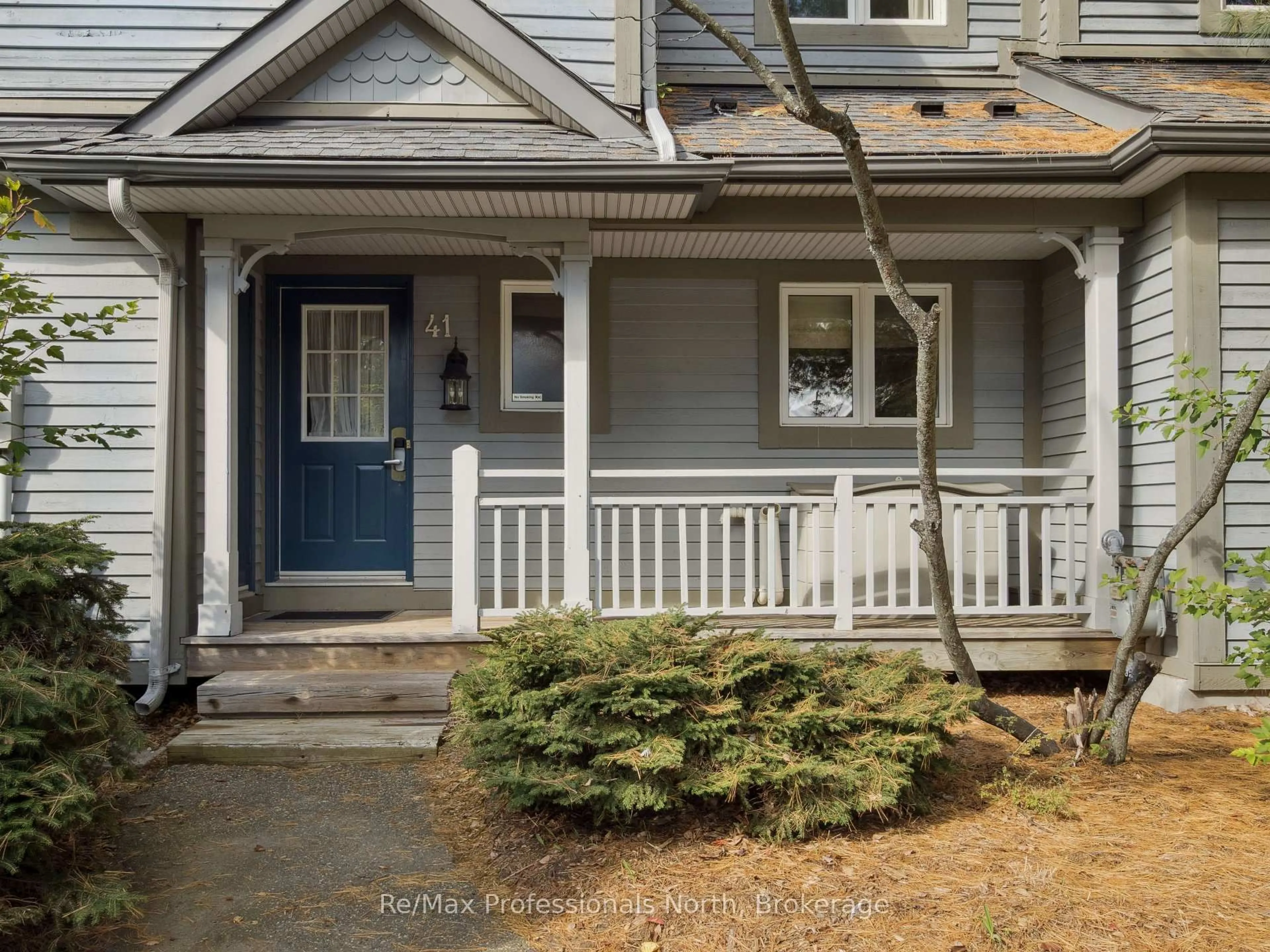 Home with vinyl exterior material, street for 1209 Muskoka Beach Rd #41R, Gravenhurst Ontario P1P 1R1