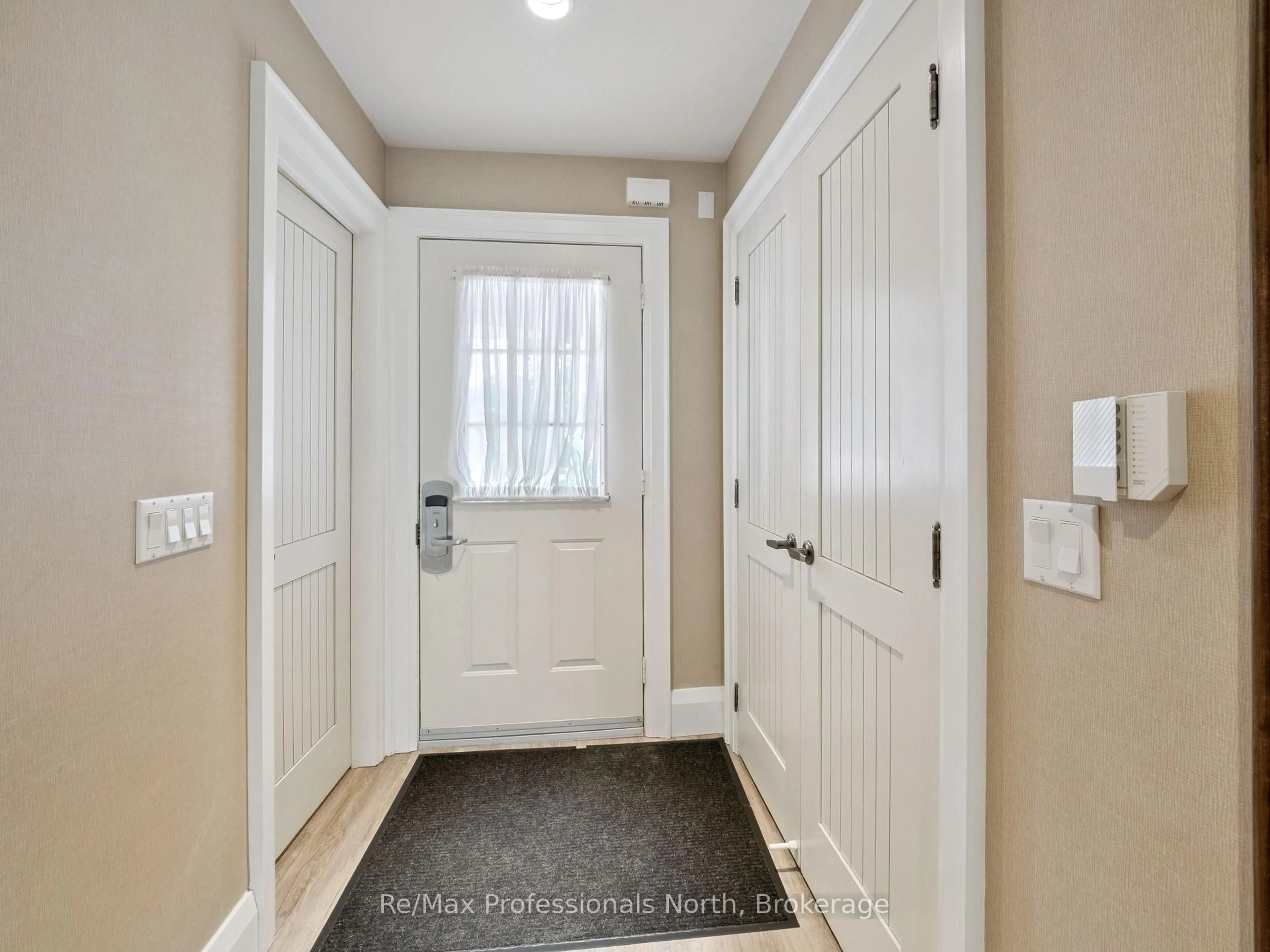 Indoor entryway for 1209 Muskoka Beach Rd #41R, Gravenhurst Ontario P1P 1R1