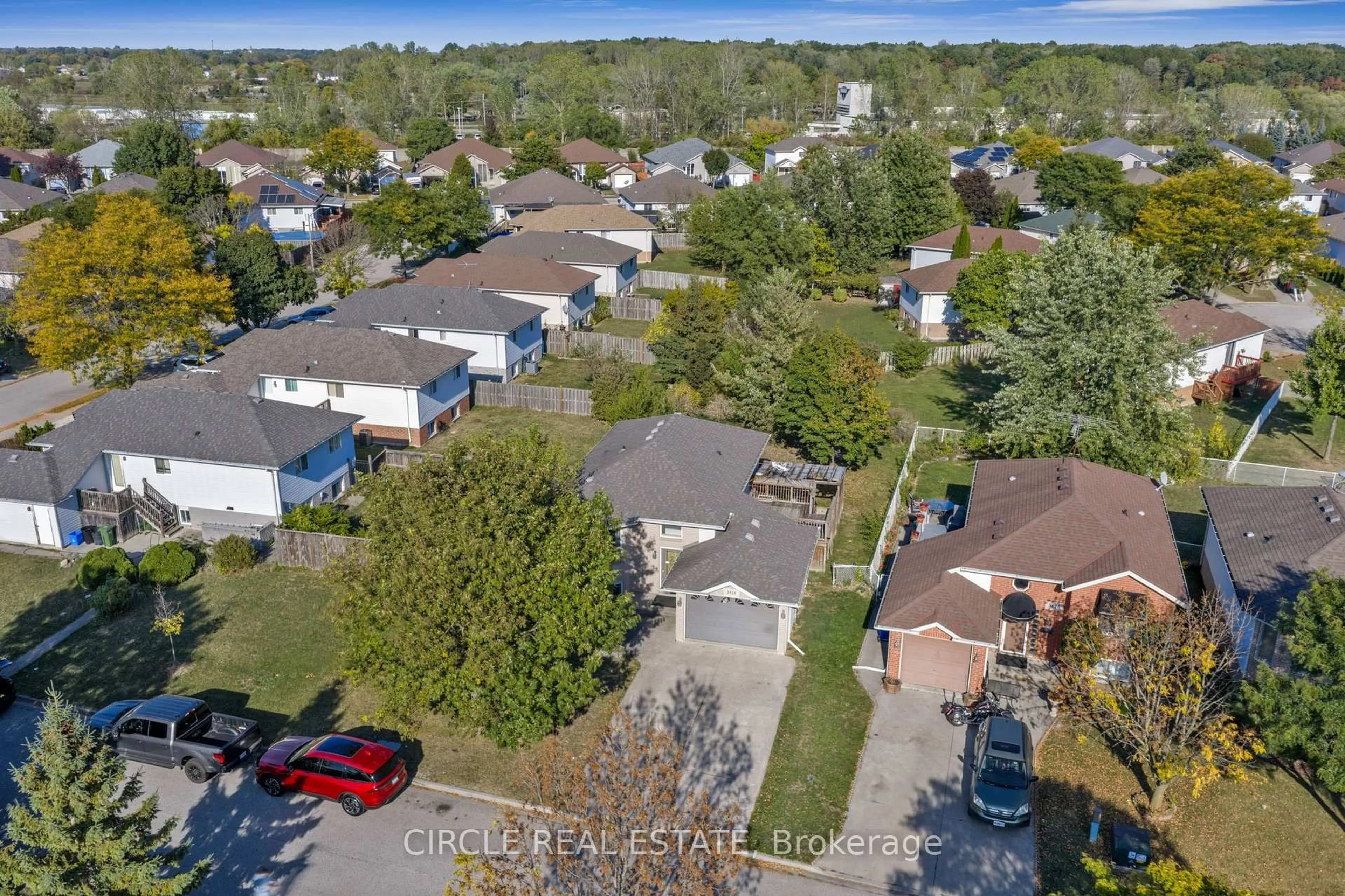 A pic from outside/outdoor area/front of a property/back of a property/a pic from drone, street for 3818 Yellowood St, Windsor Ontario N9E 4T3