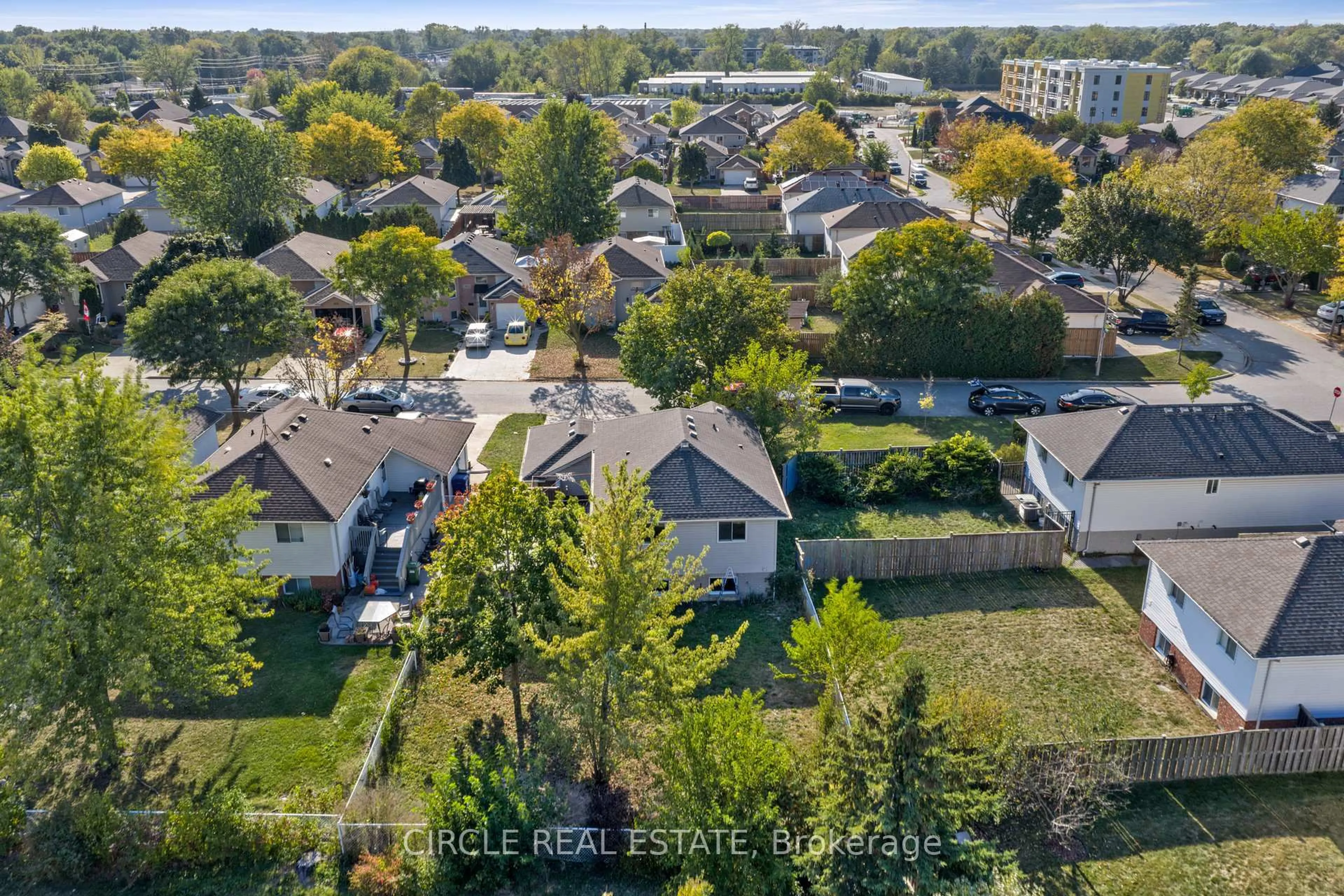 A pic from outside/outdoor area/front of a property/back of a property/a pic from drone, street for 3818 Yellowood St, Windsor Ontario N9E 4T3