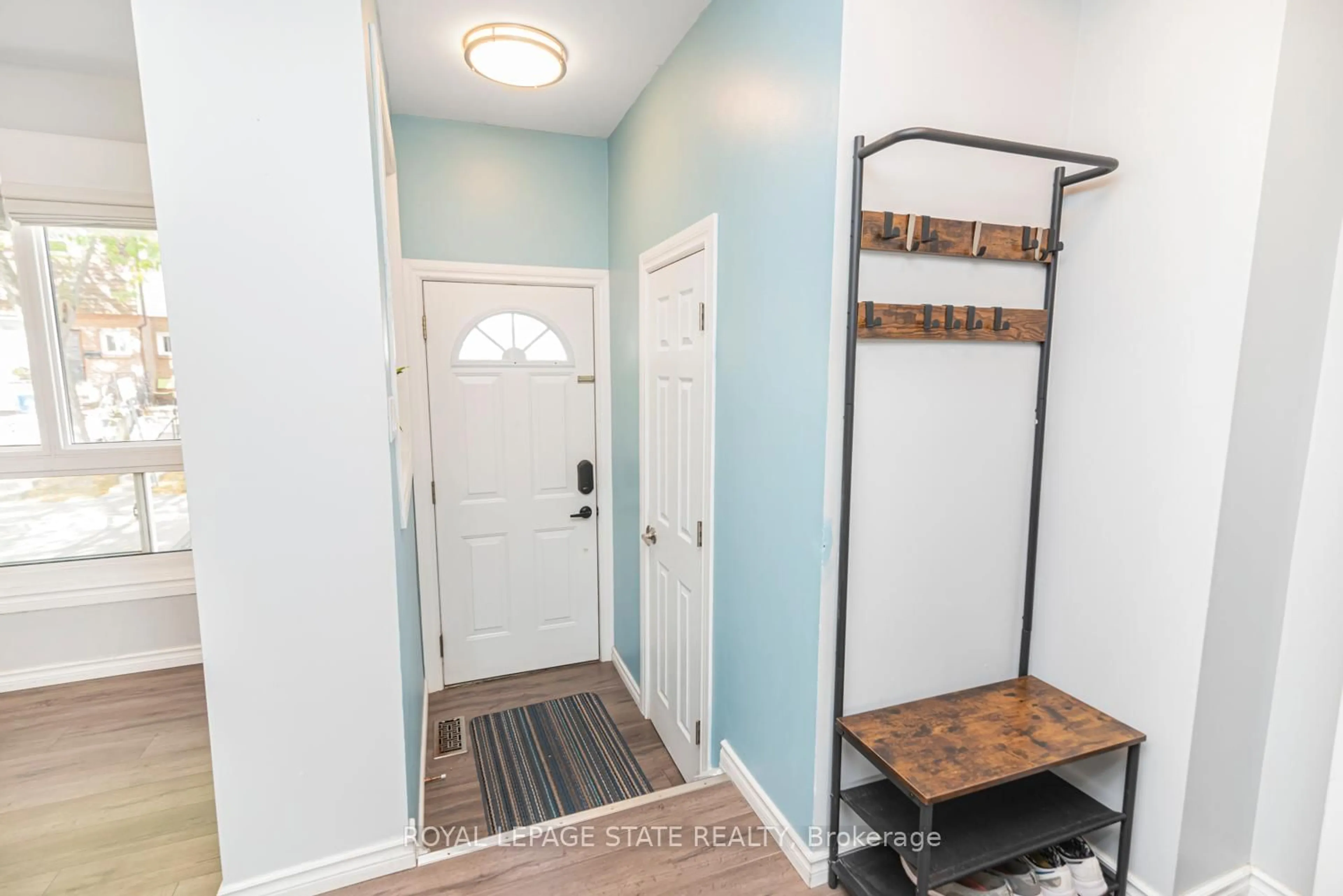 Indoor entryway for 1301 Upper Gage St #12, Hamilton Ontario L8W 1E5