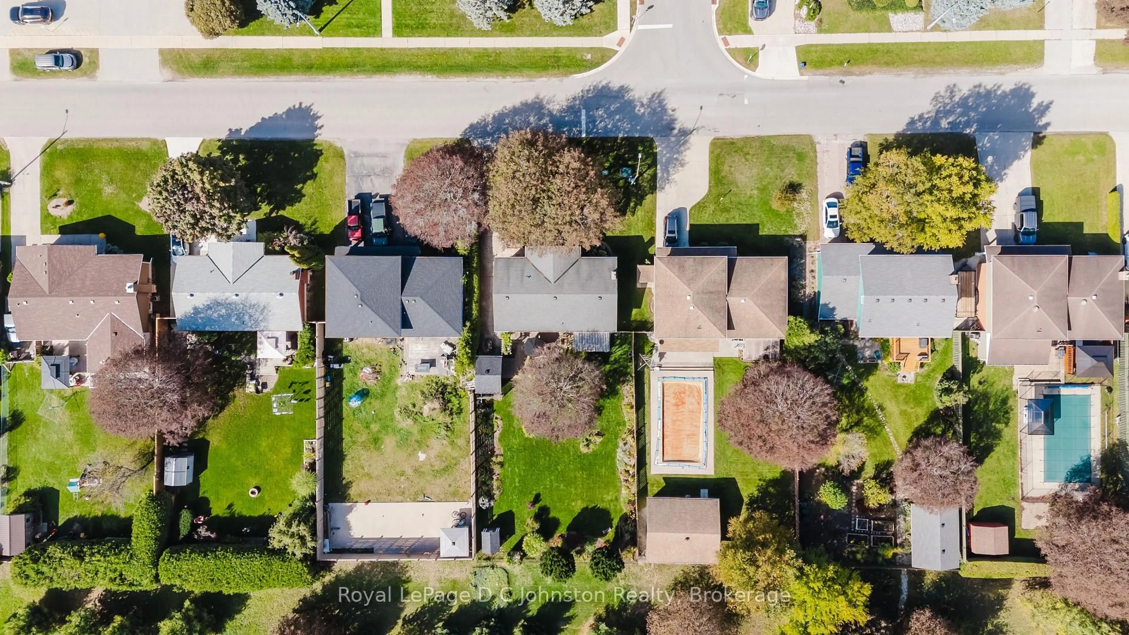 A pic from outside/outdoor area/front of a property/back of a property/a pic from drone, street for 929 Wellington St, Saugeen Shores Ontario N0H 2C3