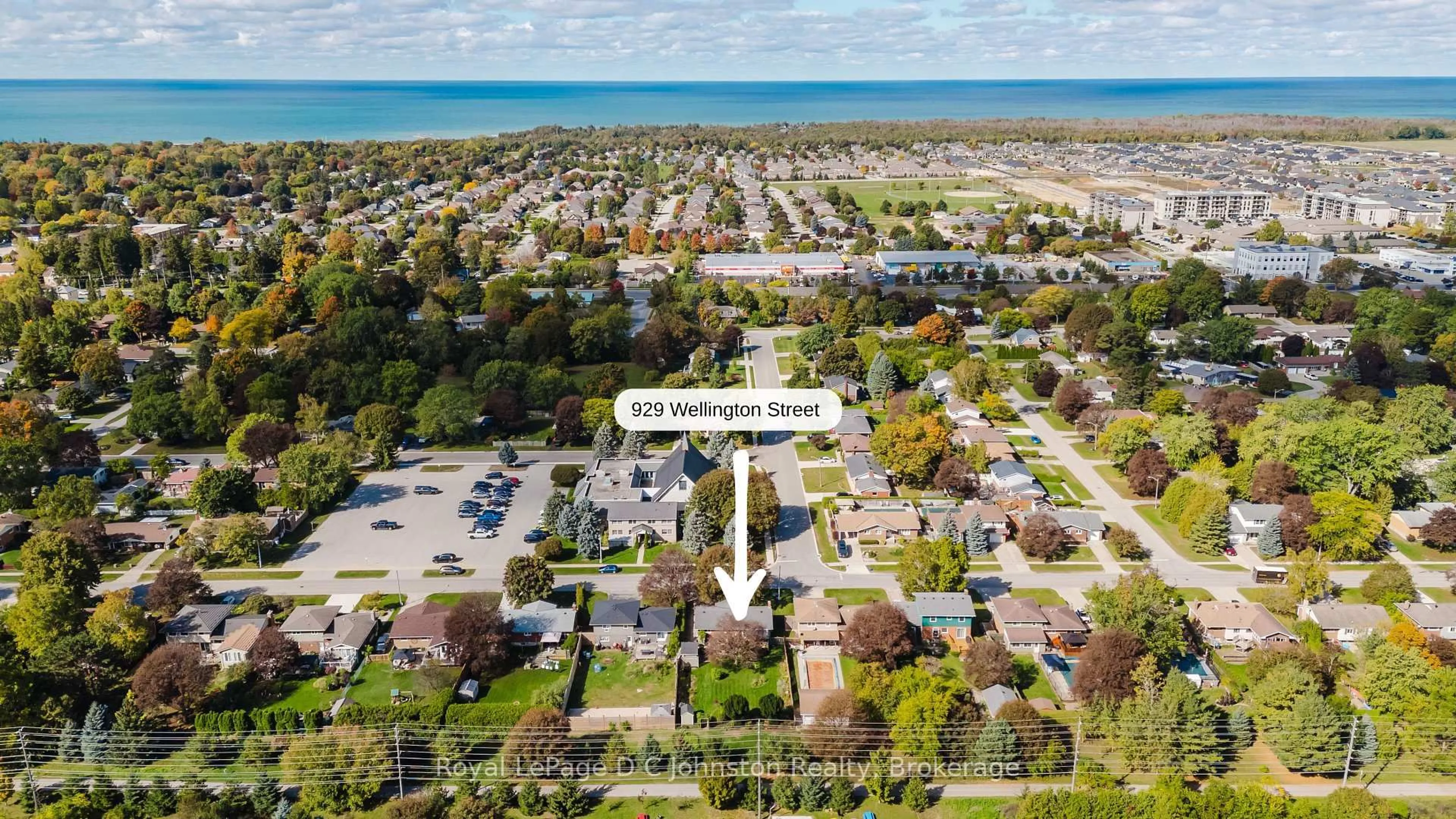 A pic from outside/outdoor area/front of a property/back of a property/a pic from drone, street for 929 Wellington St, Saugeen Shores Ontario N0H 2C3