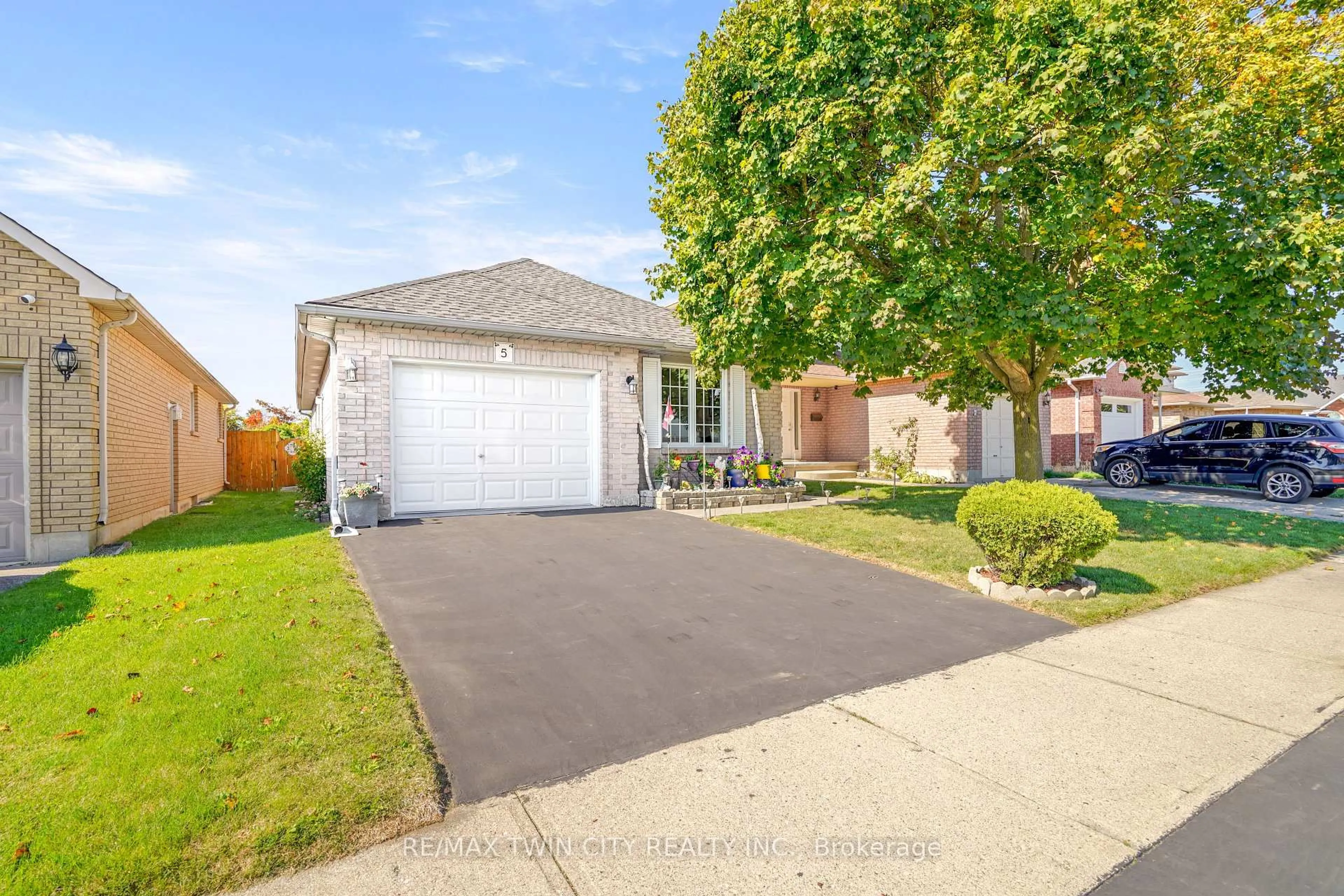 A pic from outside/outdoor area/front of a property/back of a property/a pic from drone, street for 5 Anastasia Cres, Brantford Ontario N3P 2A9