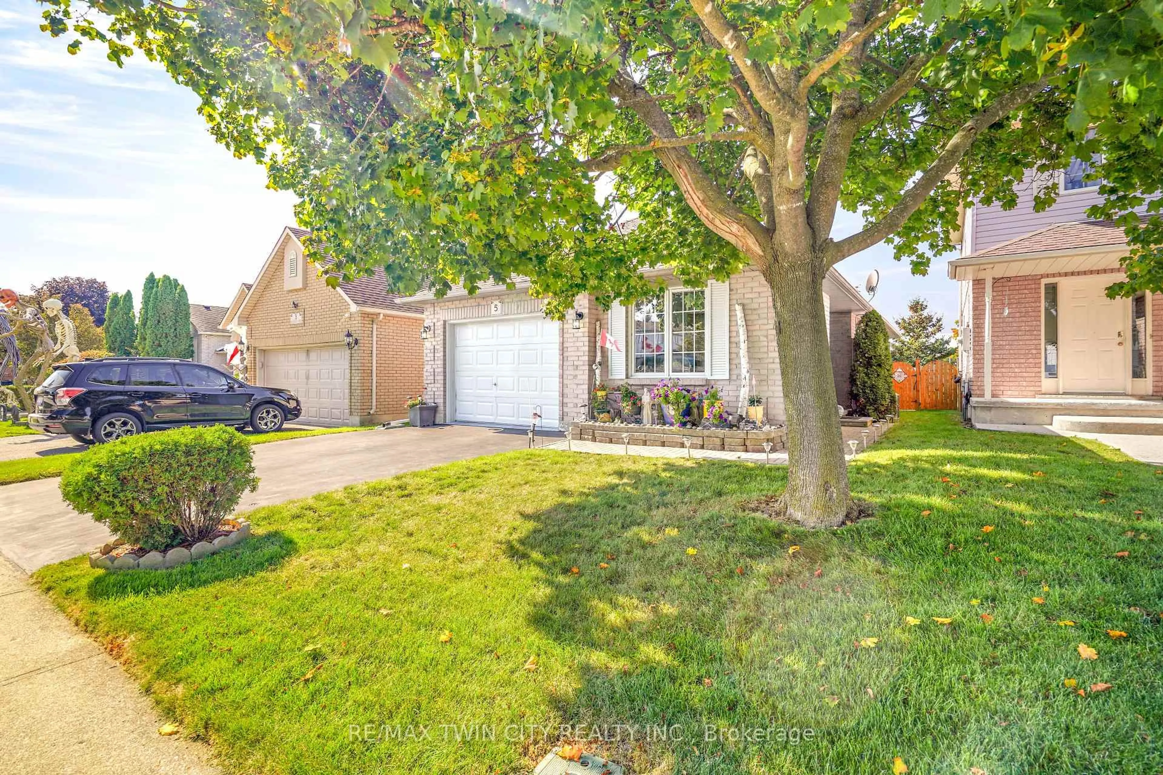 A pic from outside/outdoor area/front of a property/back of a property/a pic from drone, street for 5 Anastasia Cres, Brantford Ontario N3P 2A9