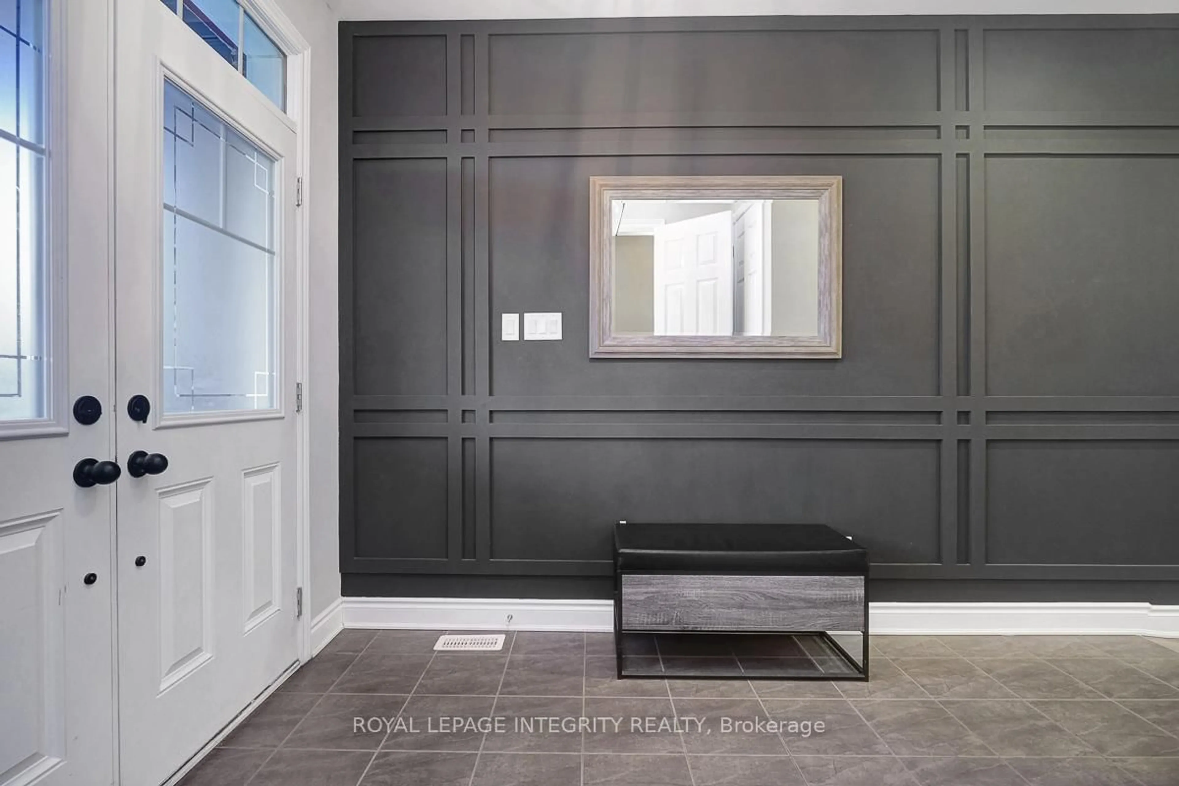 Indoor entryway for 547 Parade Dr, Ottawa Ontario K2S 0X8