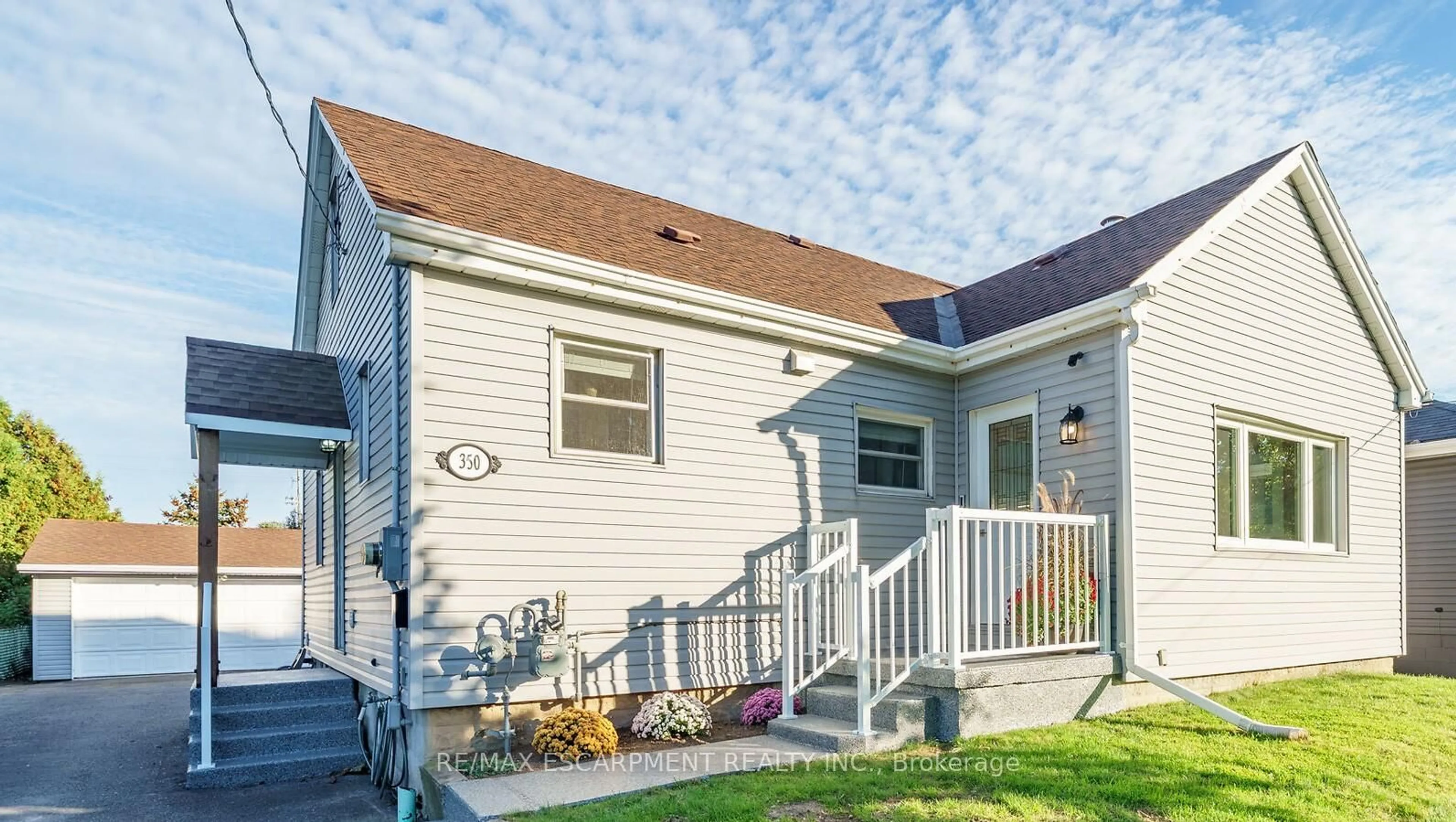 Home with vinyl exterior material, street for 350 Pottruff Rd, Hamilton Ontario L8H 2M4