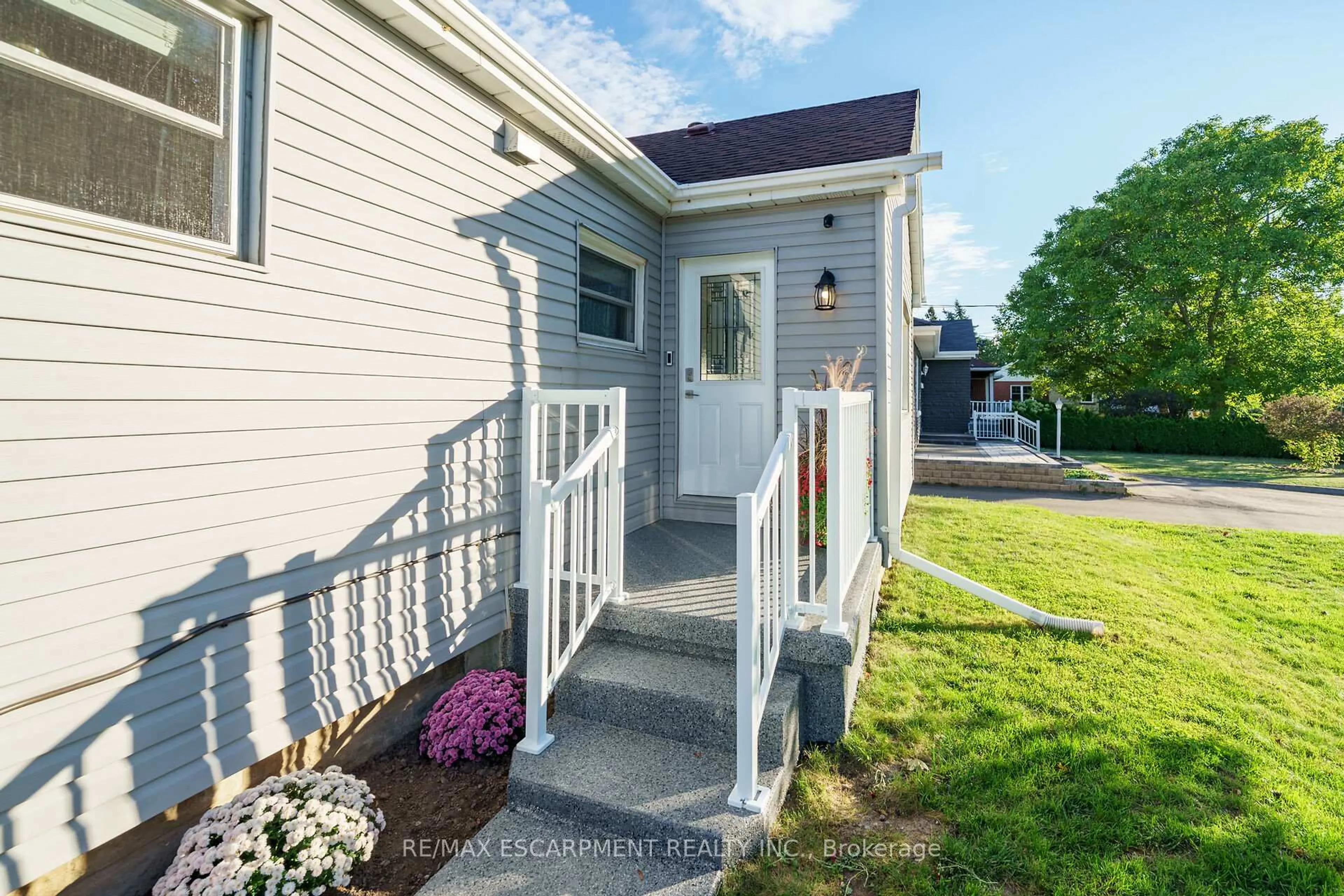 Home with vinyl exterior material, street for 350 Pottruff Rd, Hamilton Ontario L8H 2M4