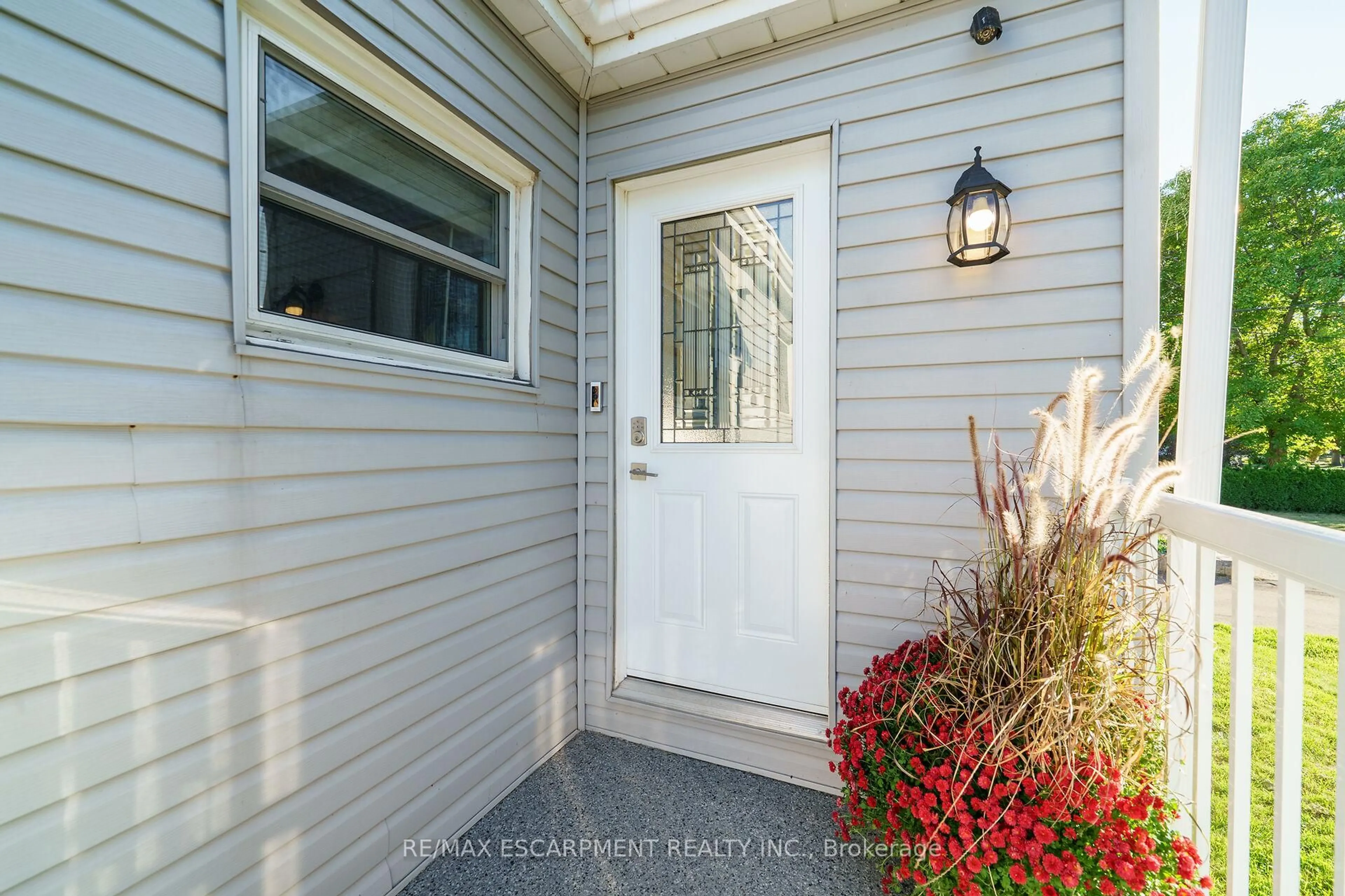 Indoor entryway for 350 Pottruff Rd, Hamilton Ontario L8H 2M4