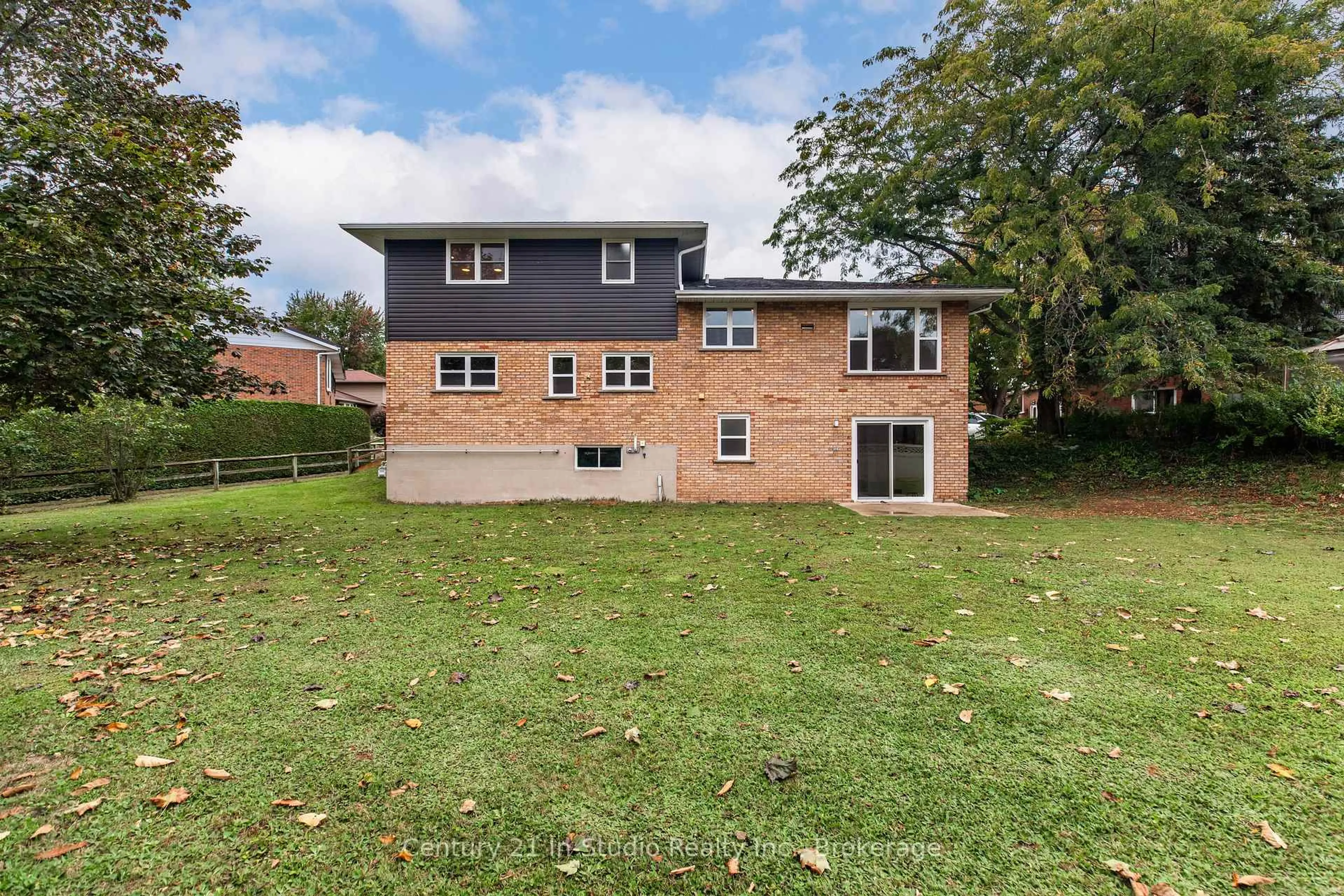A pic from outside/outdoor area/front of a property/back of a property/a pic from drone, unknown for 887 Nodwell Crt, Saugeen Shores Ontario N0H 2C4