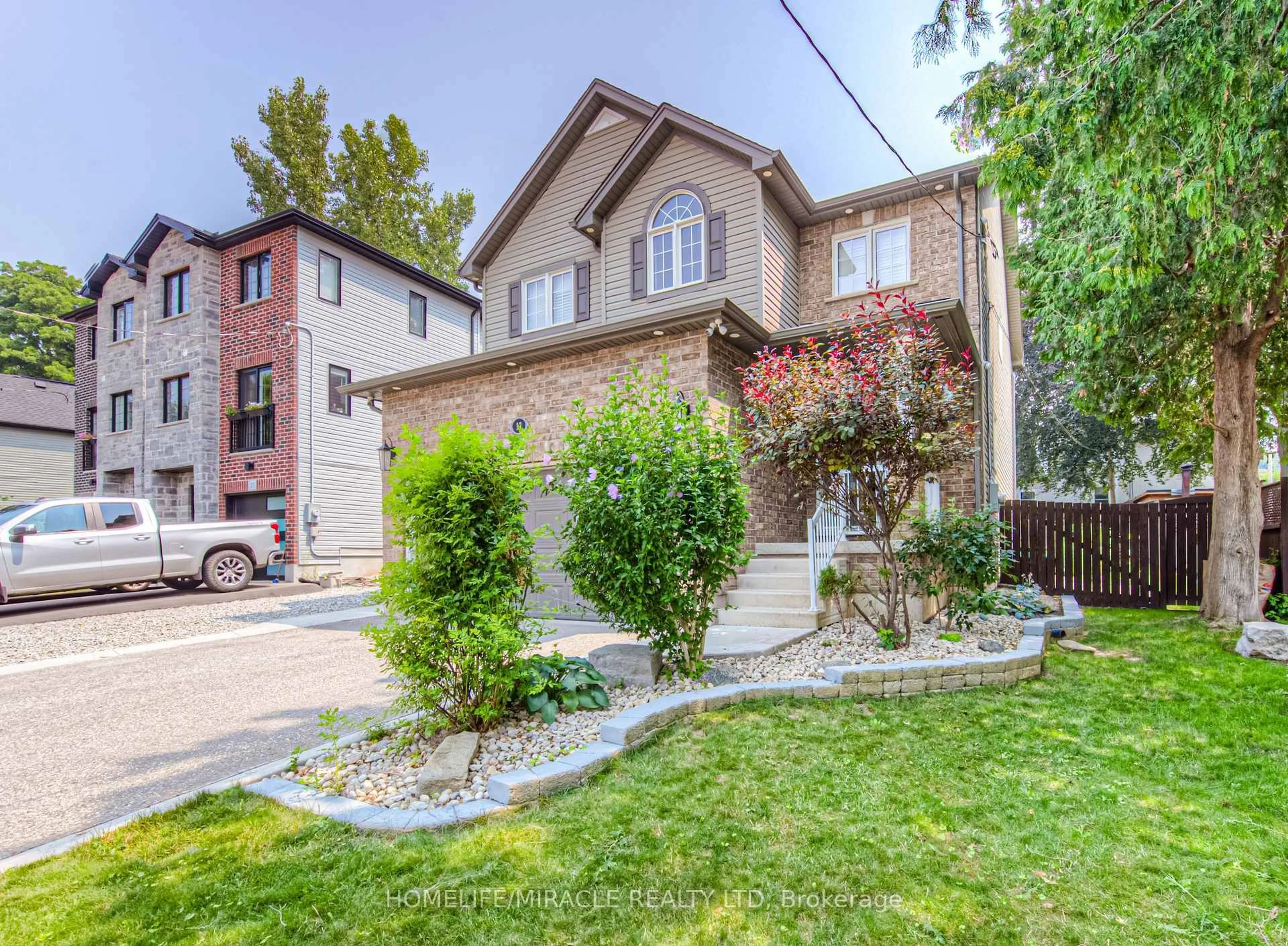 Home with brick exterior material, street for 37 Albert St, Cambridge Ontario N1R 3M7