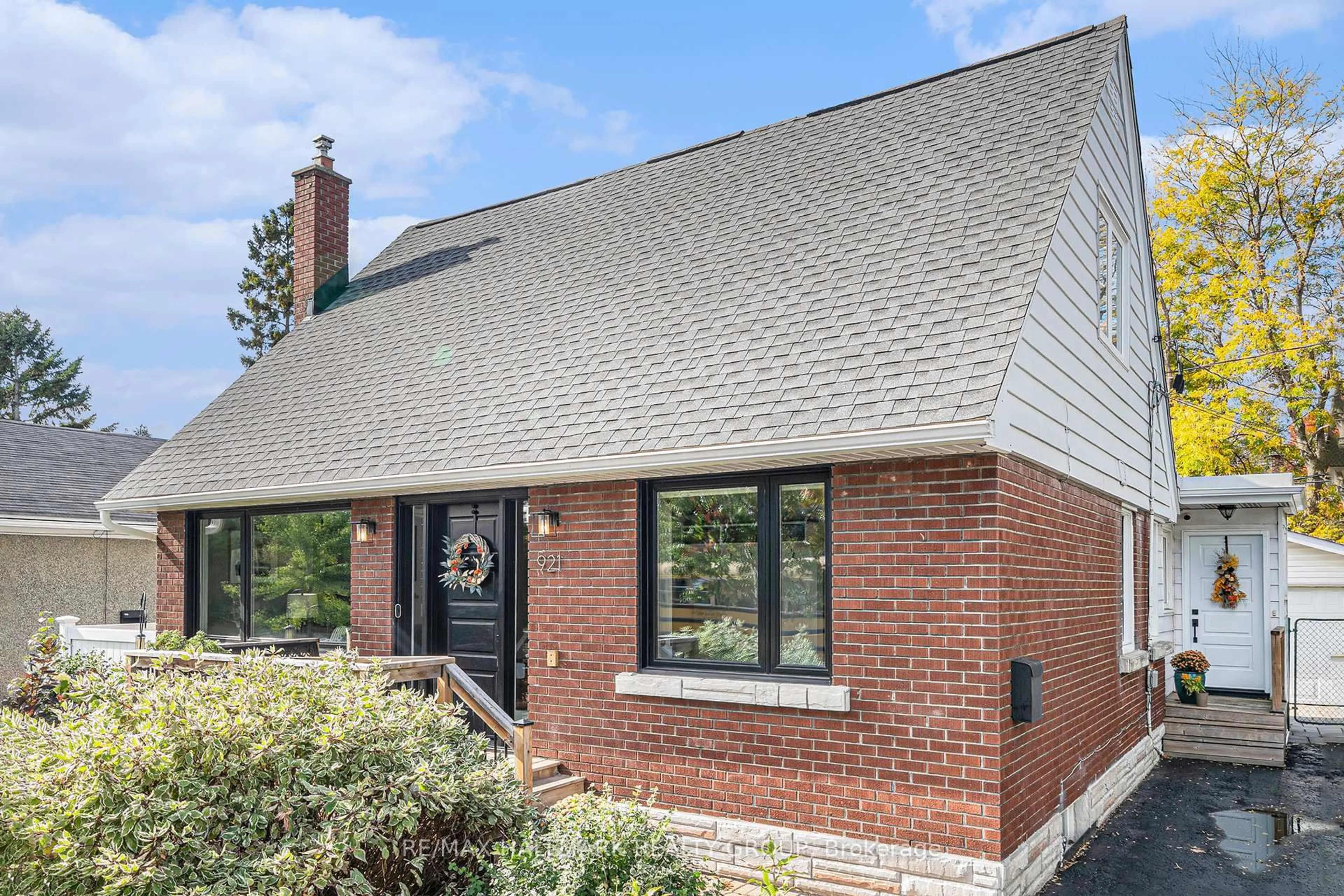Home with brick exterior material, street for 921 Wingate Dr, Ottawa Ontario K1G 1S6