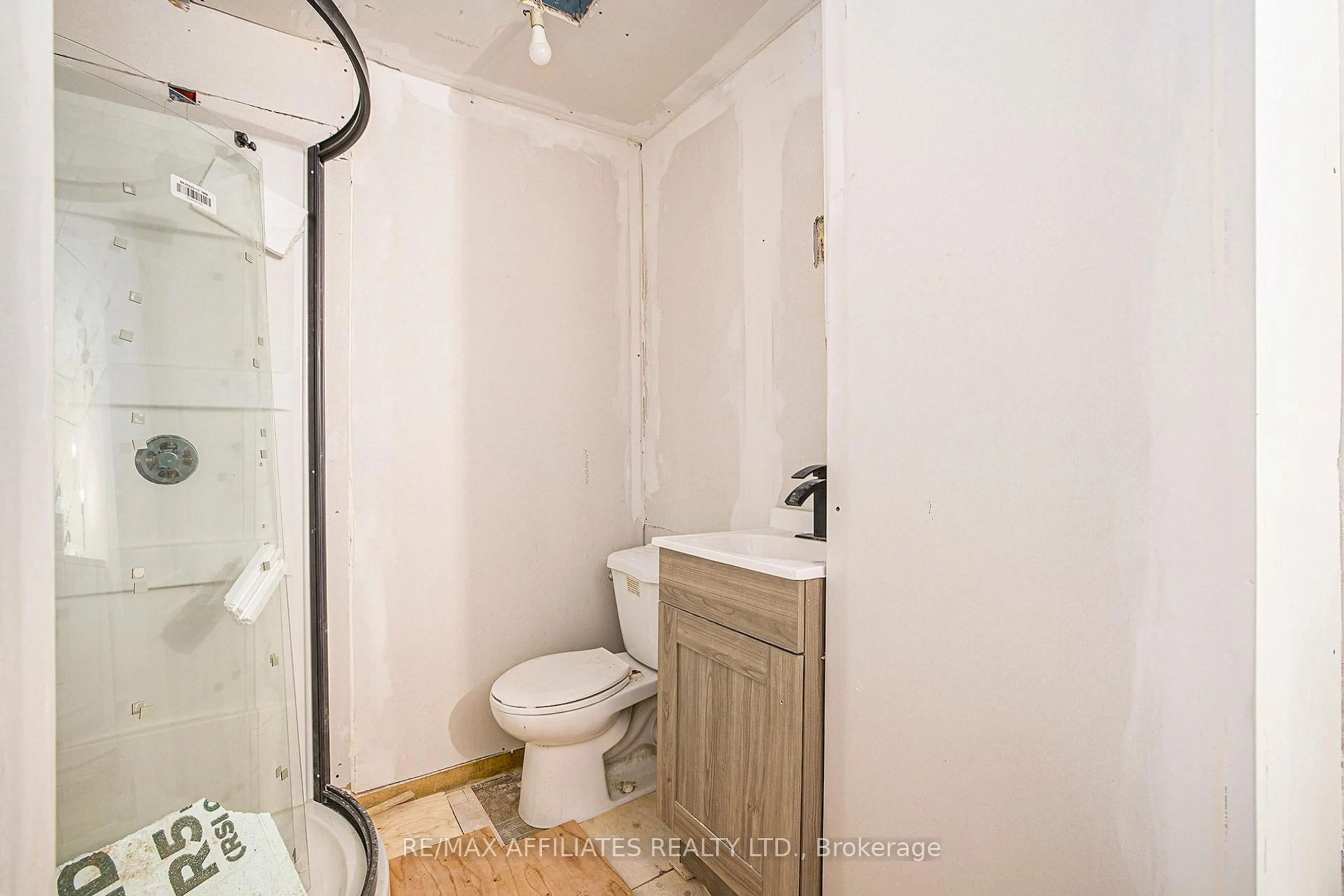 Standard bathroom, floor is not visible for 20 Montague St, Smiths Falls Ontario K7A 2M1