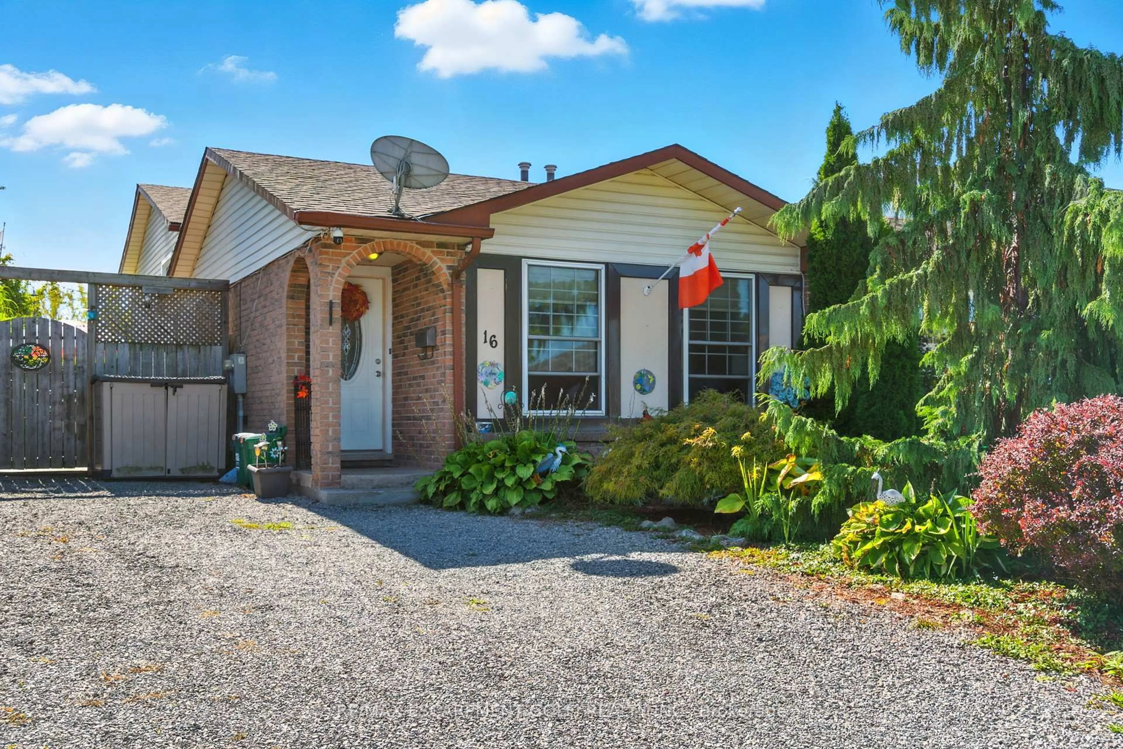 Home with brick exterior material, street for 16 Dodds Crt, Fort Erie Ontario L2A 5Z2