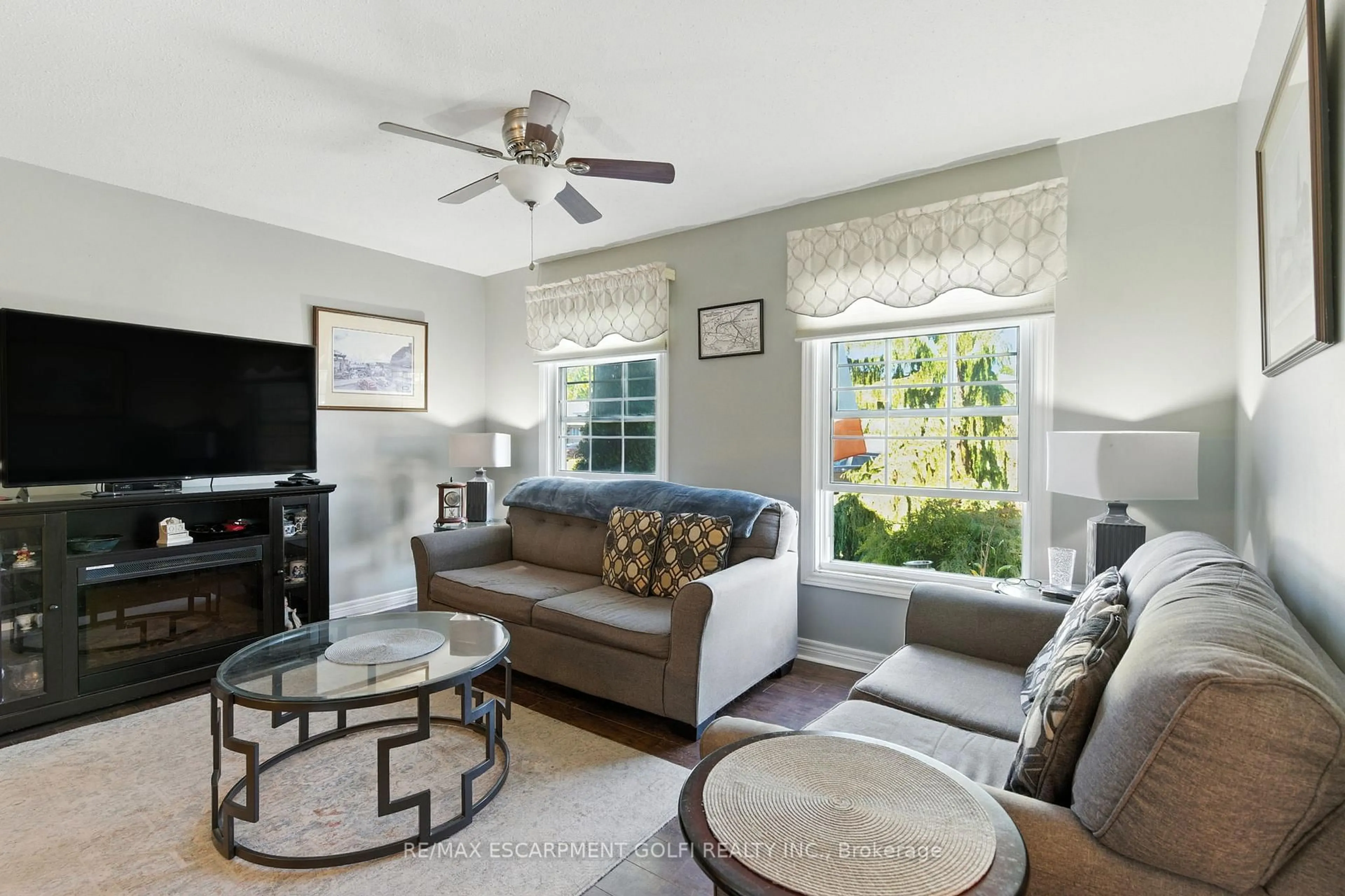 Living room with furniture, unknown for 16 Dodds Crt, Fort Erie Ontario L2A 5Z2