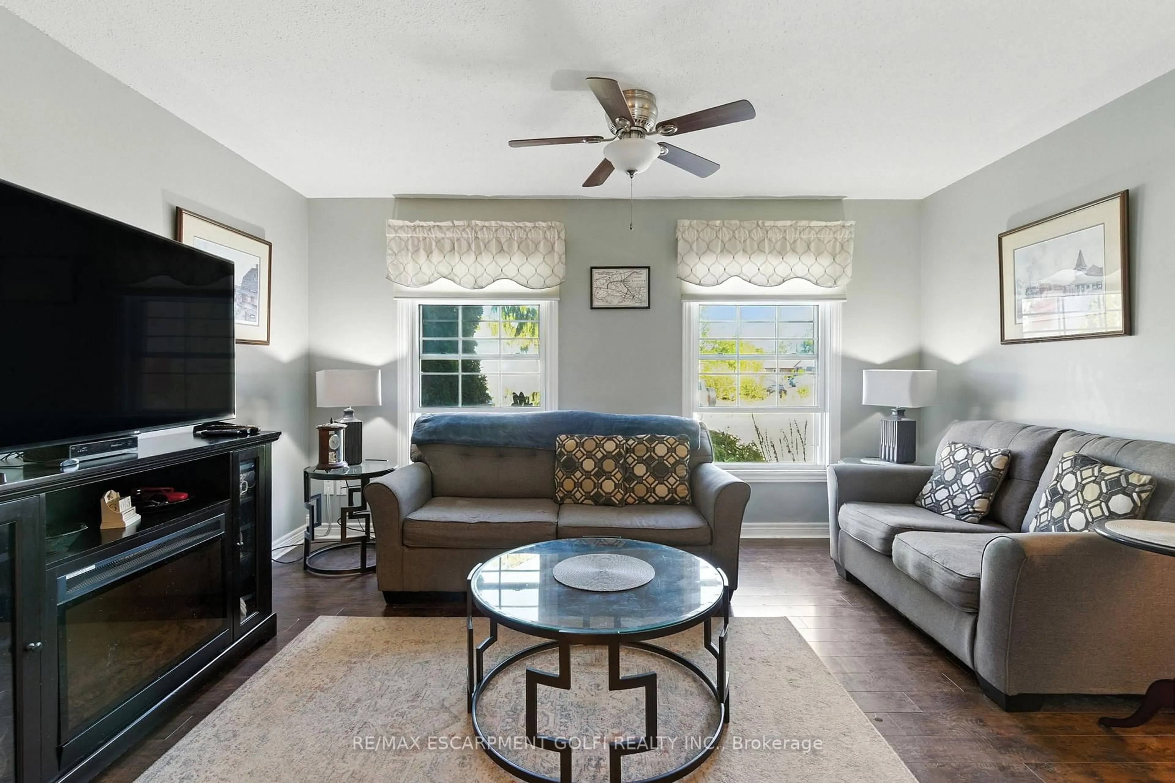 Living room with furniture, unknown for 16 Dodds Crt, Fort Erie Ontario L2A 5Z2