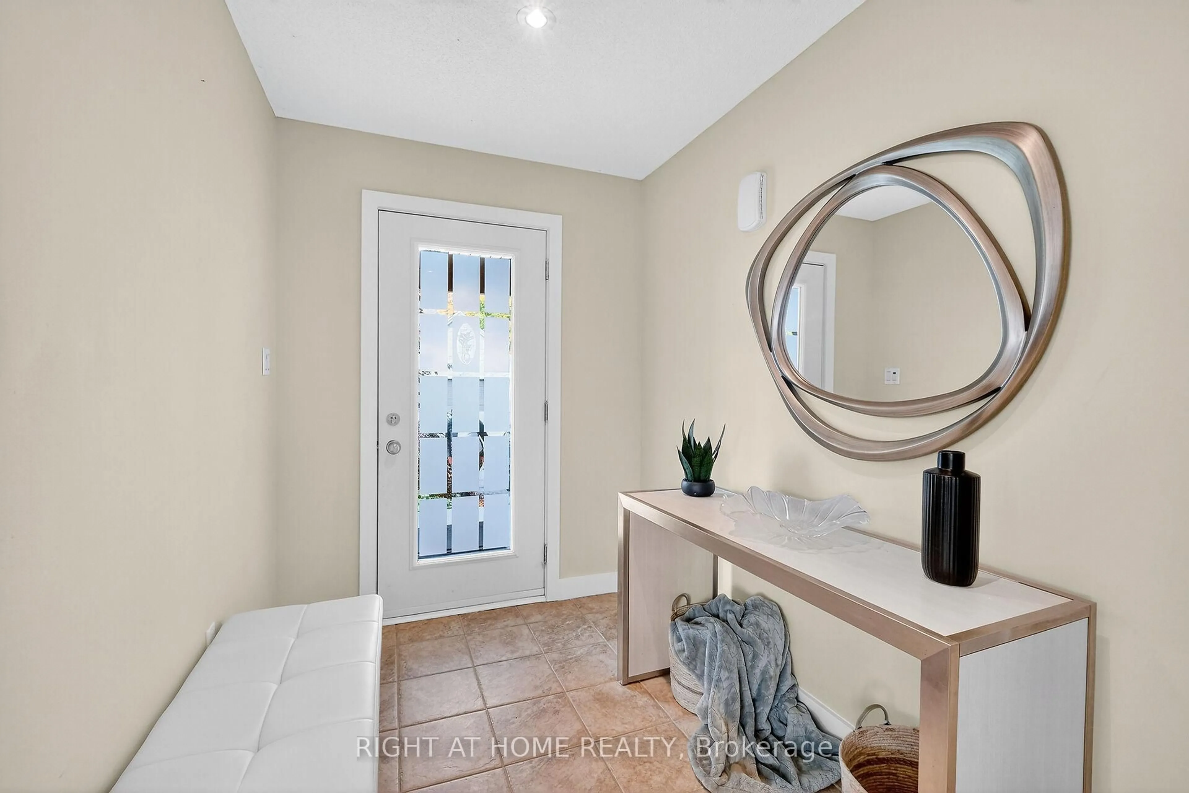Indoor entryway for 380 Quartz Ave, Clarence-Rockland Ontario K4K 0C7
