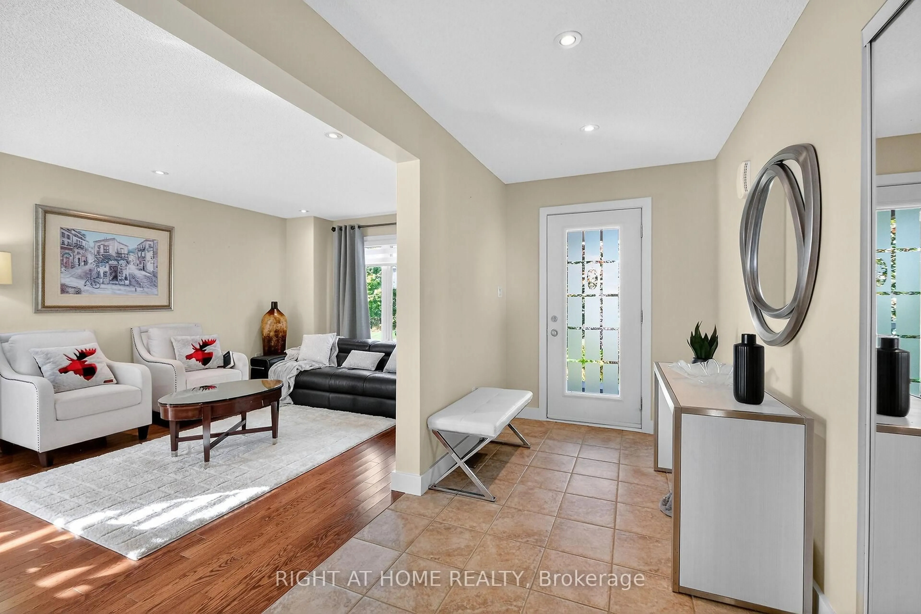 Indoor entryway for 380 Quartz Ave, Clarence-Rockland Ontario K4K 0C7