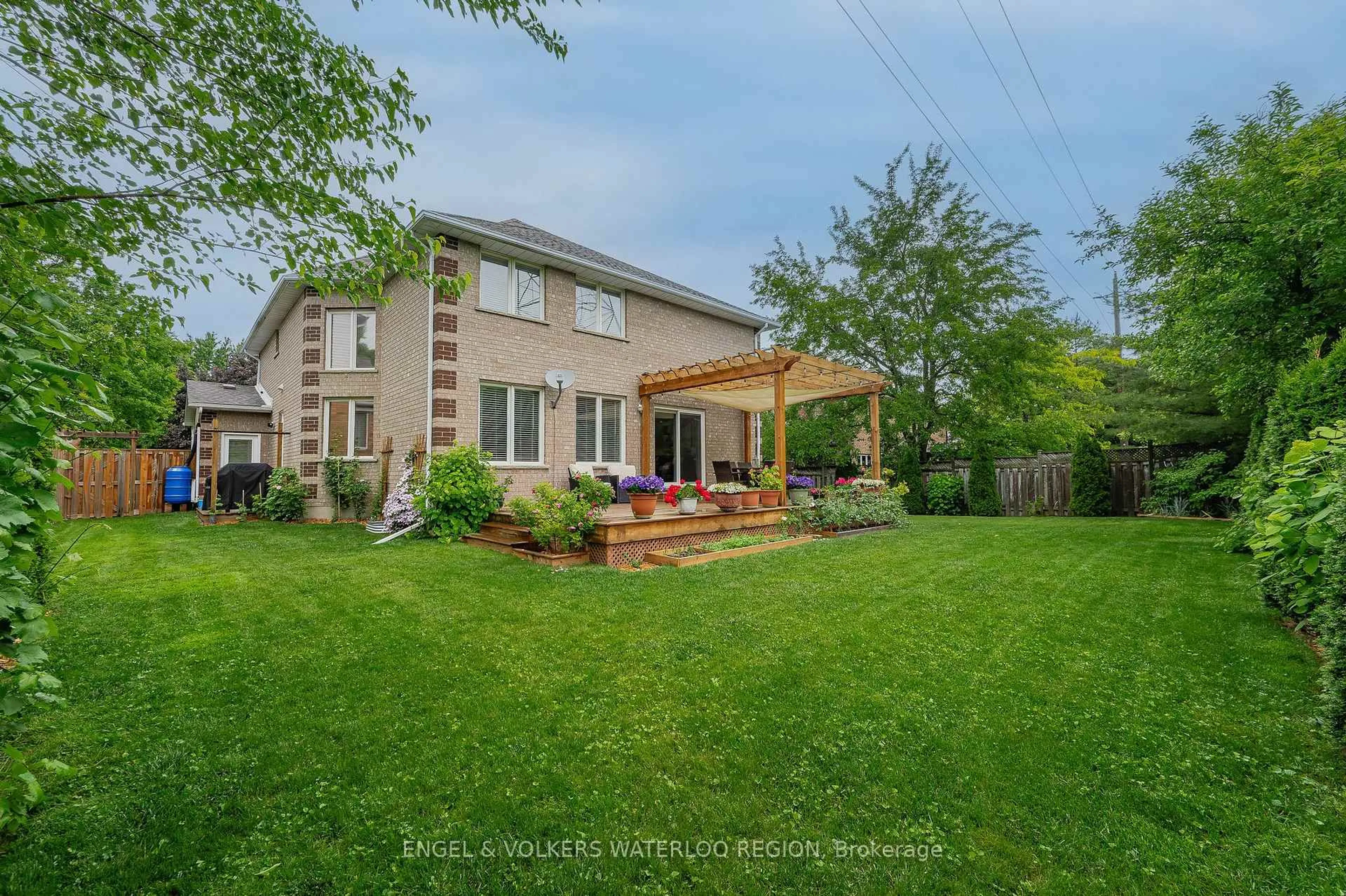Patio, street for 485 Beckwith Crt, Waterloo Ontario N2T 2H1