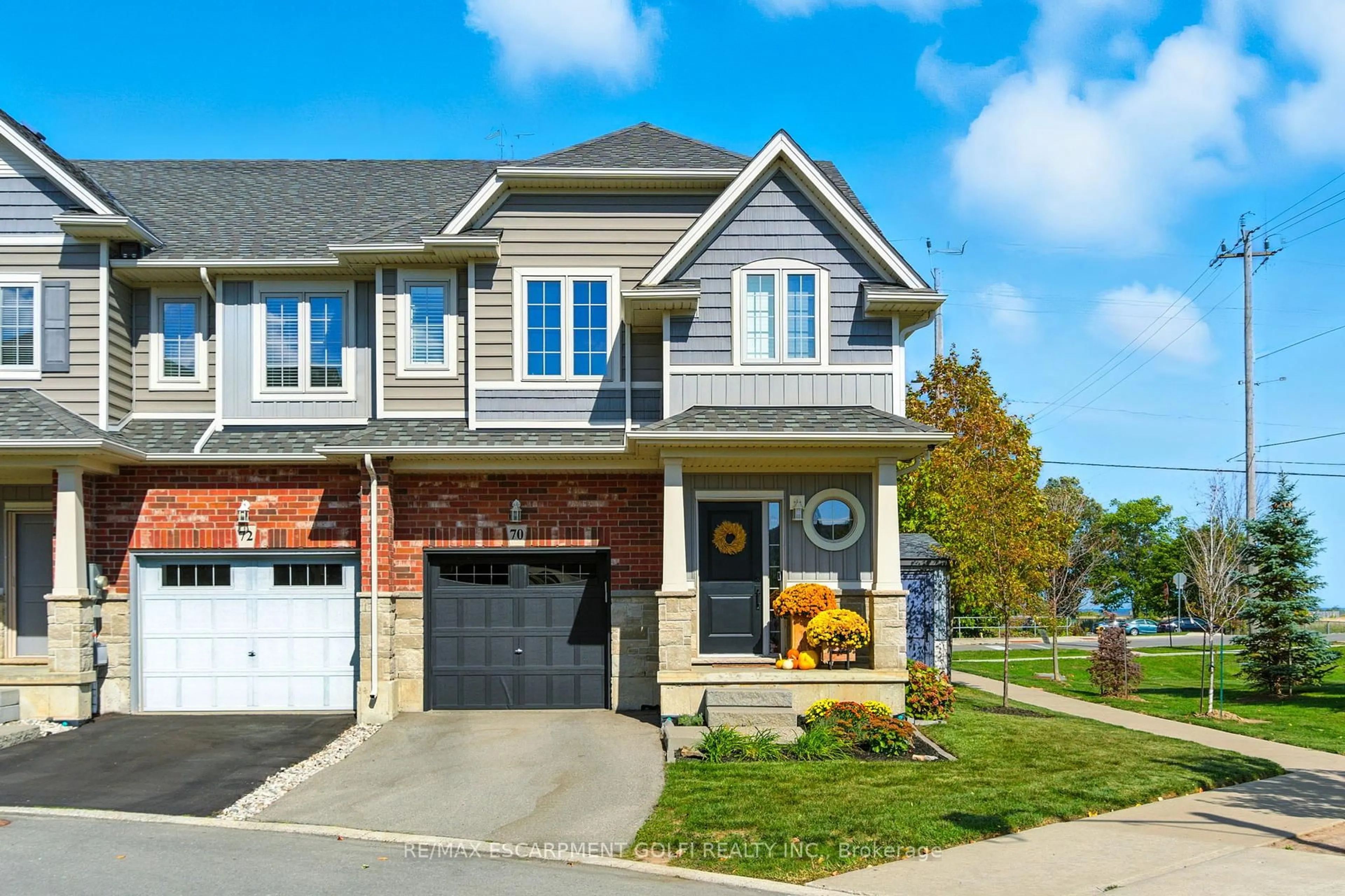 Home with brick exterior material, street for 70 Dunrobin Lane, Grimsby Ontario L3M 0H4