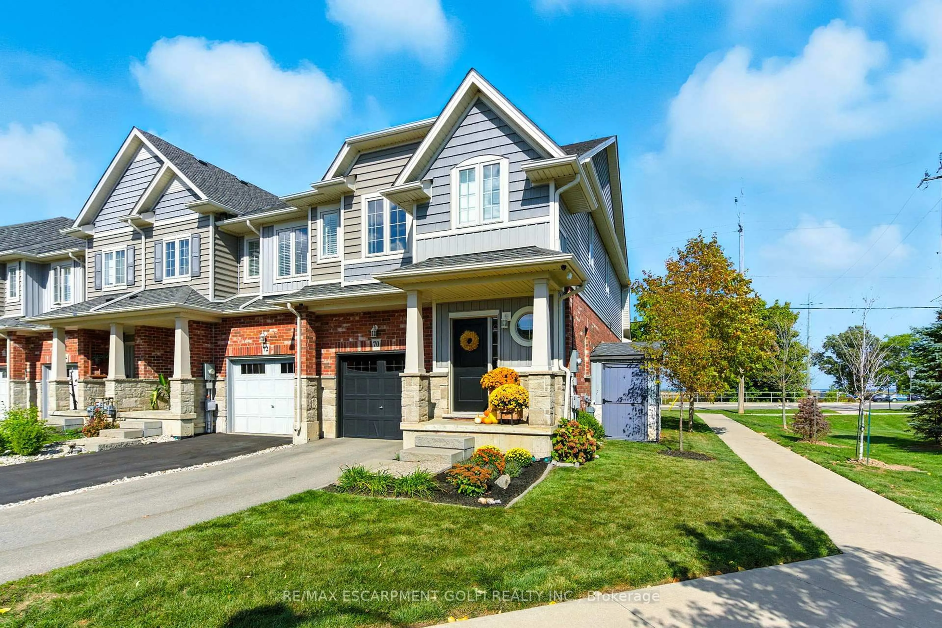 Home with brick exterior material, street for 70 Dunrobin Lane, Grimsby Ontario L3M 0H4
